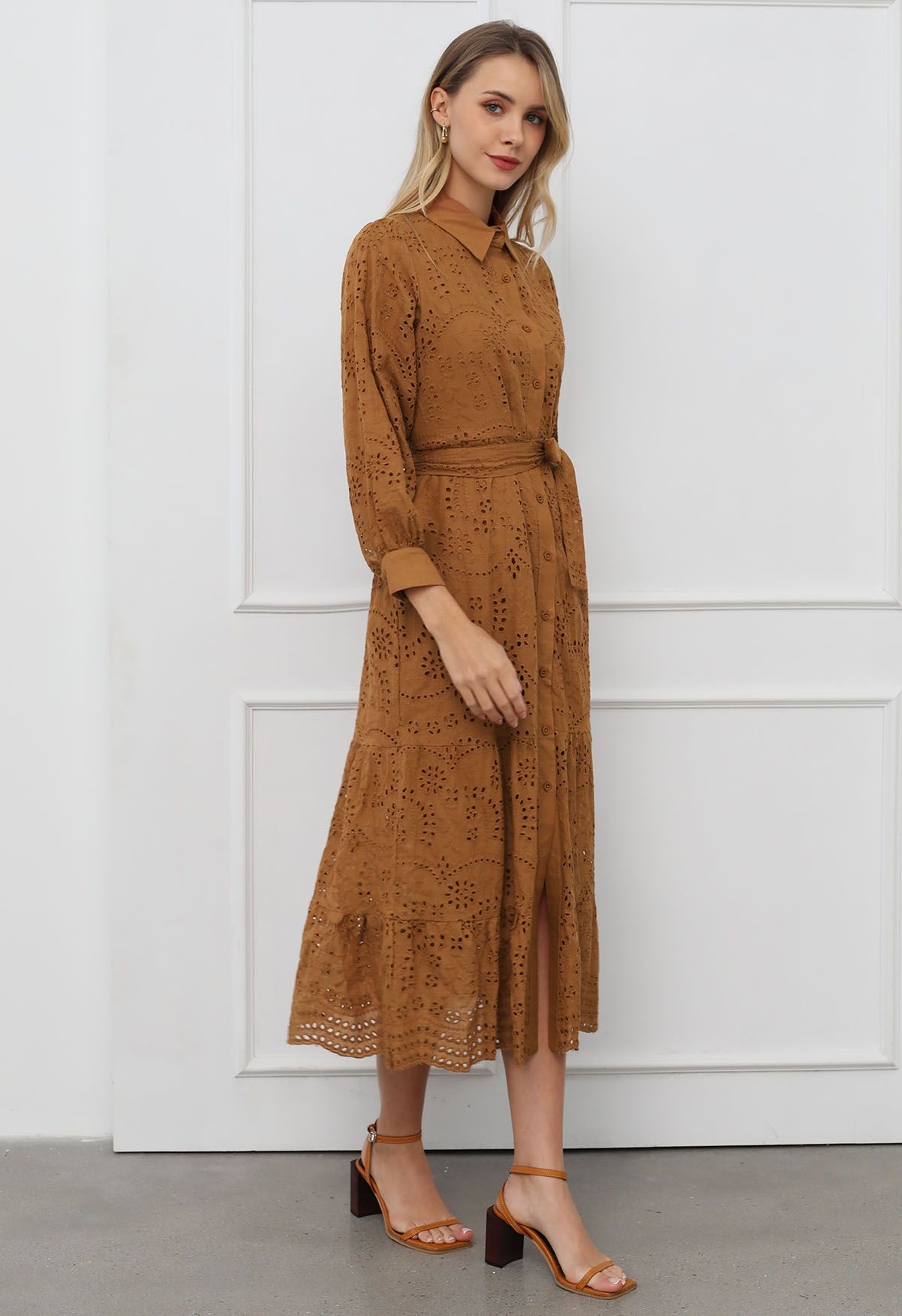 Robe mi-longue boutonnée à taille nouée et broderie délicate à œillets en beige