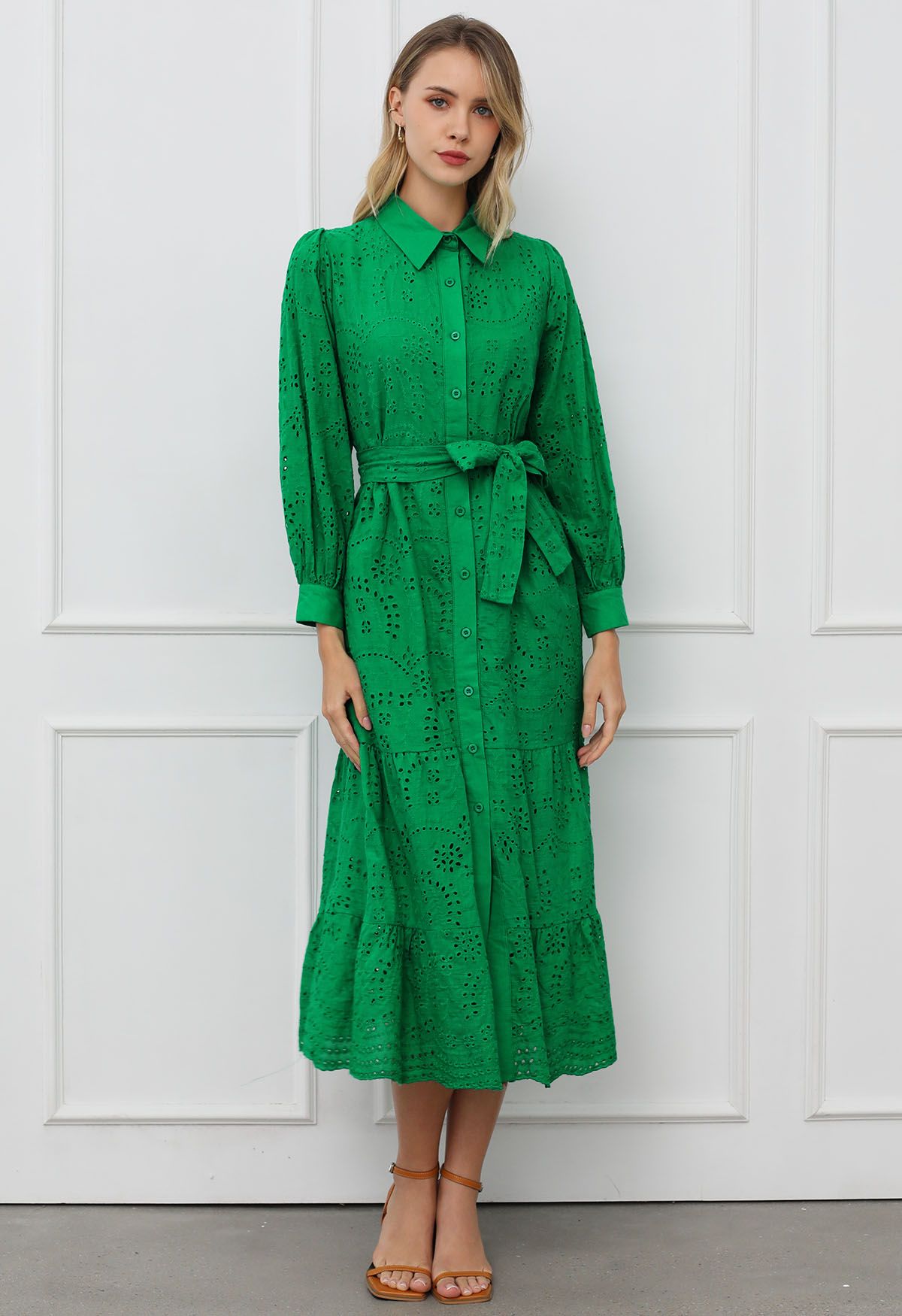 Robe mi-longue boutonnée à taille nouée et broderie délicate à œillets en vert