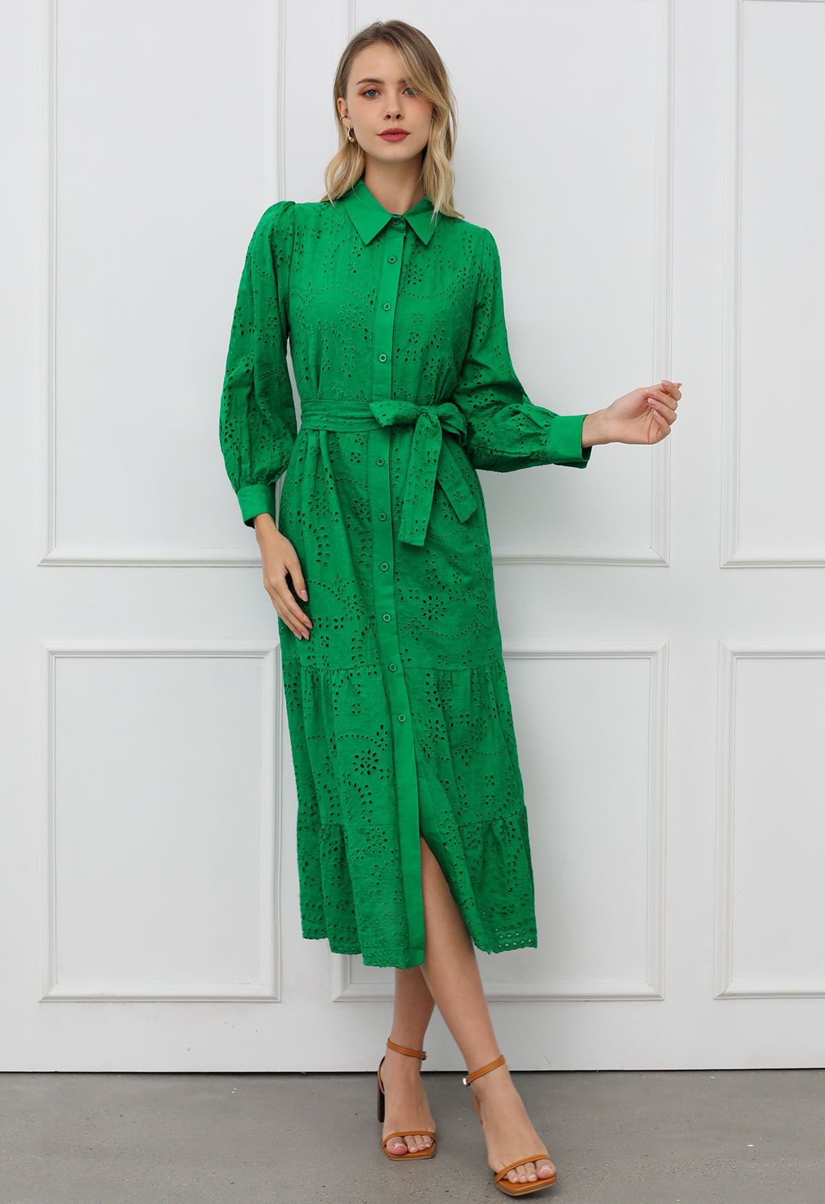 Robe mi-longue boutonnée à taille nouée et broderie délicate à œillets en vert