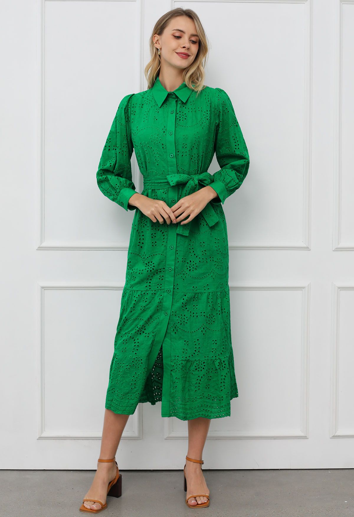 Robe mi-longue boutonnée à taille nouée et broderie délicate à œillets en vert