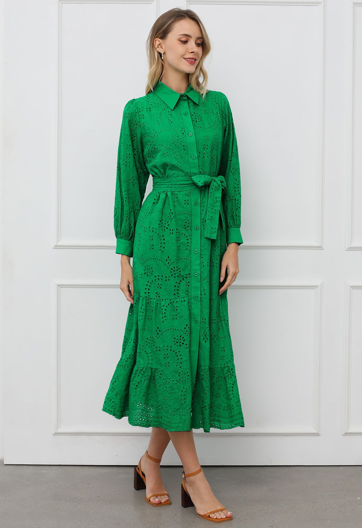 Robe mi-longue boutonnée à taille nouée et broderie délicate à œillets en vert