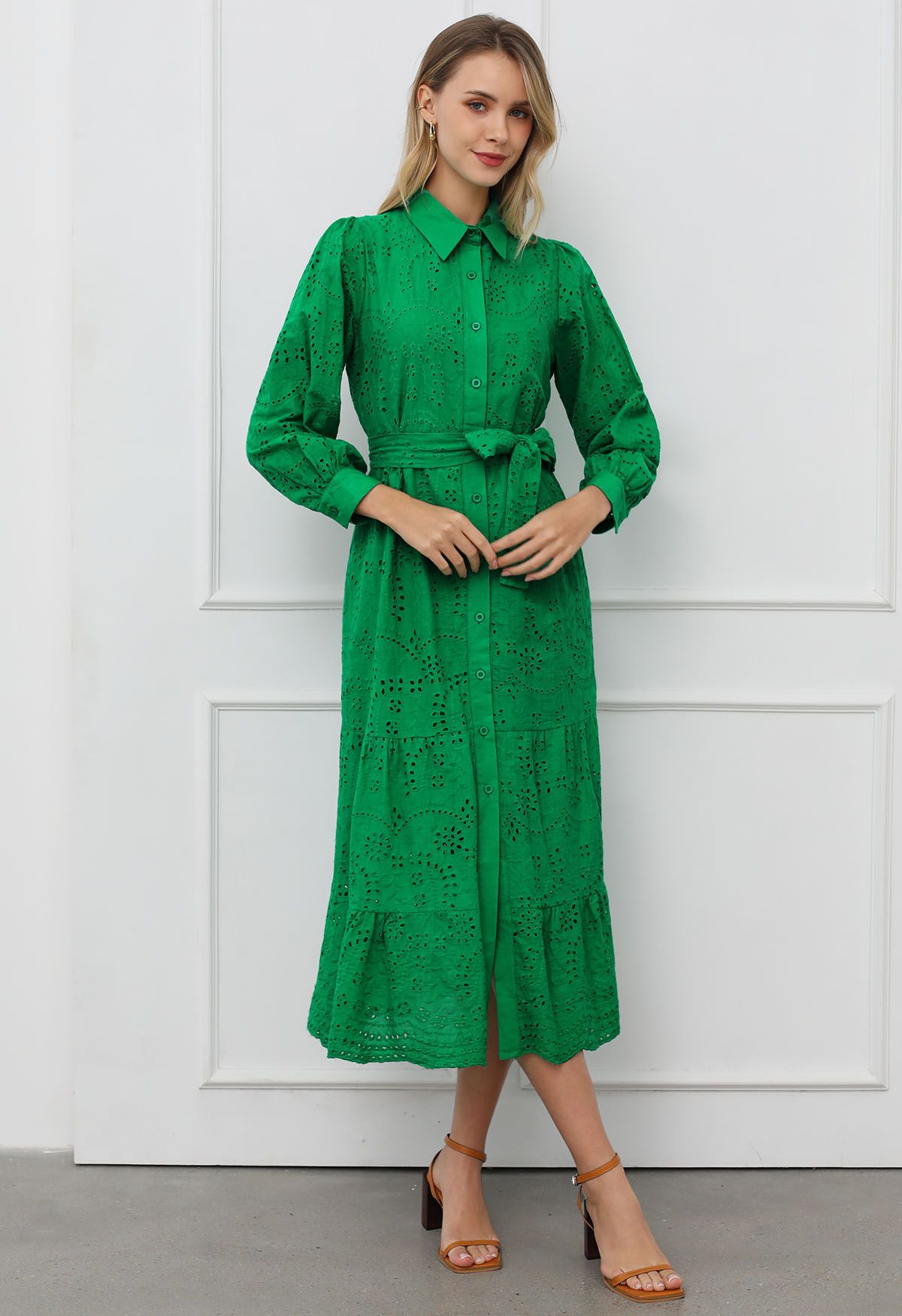 Robe mi-longue boutonnée à taille nouée et broderie délicate à œillets en vert