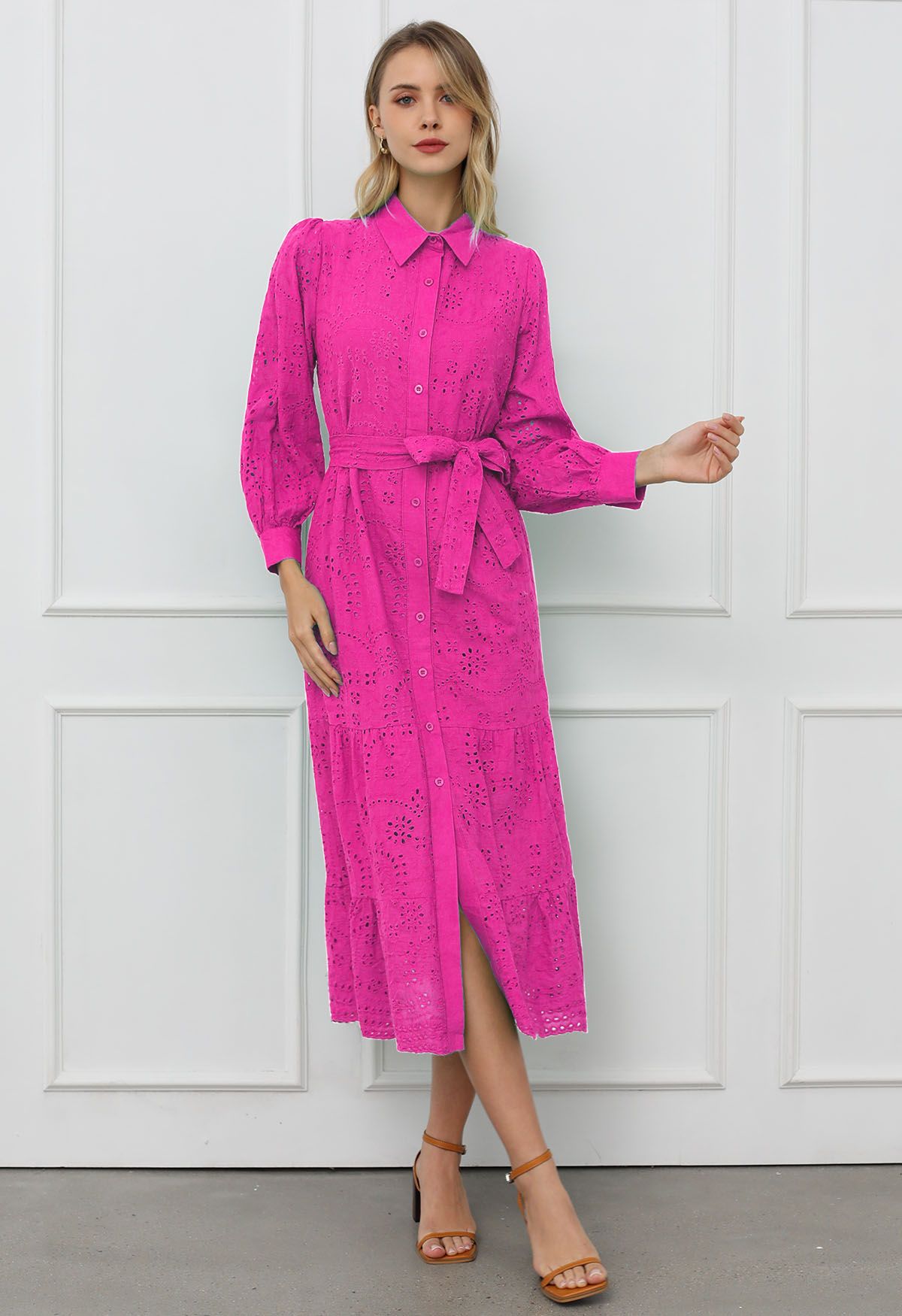 Robe mi-longue boutonnée à taille nouée et broderie délicate à œillets en rose vif