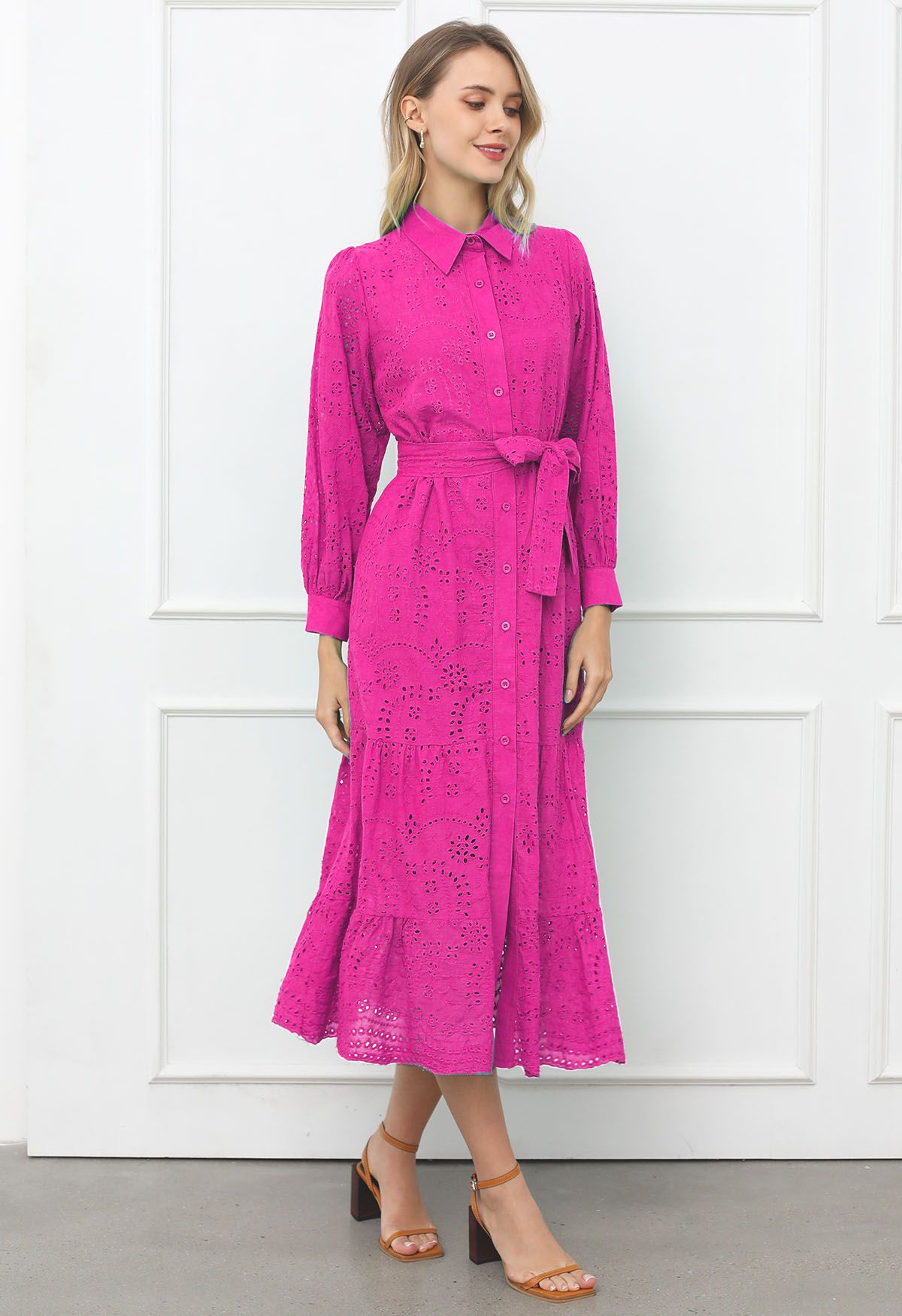 Robe mi-longue boutonnée à taille nouée et broderie délicate à œillets en rose vif