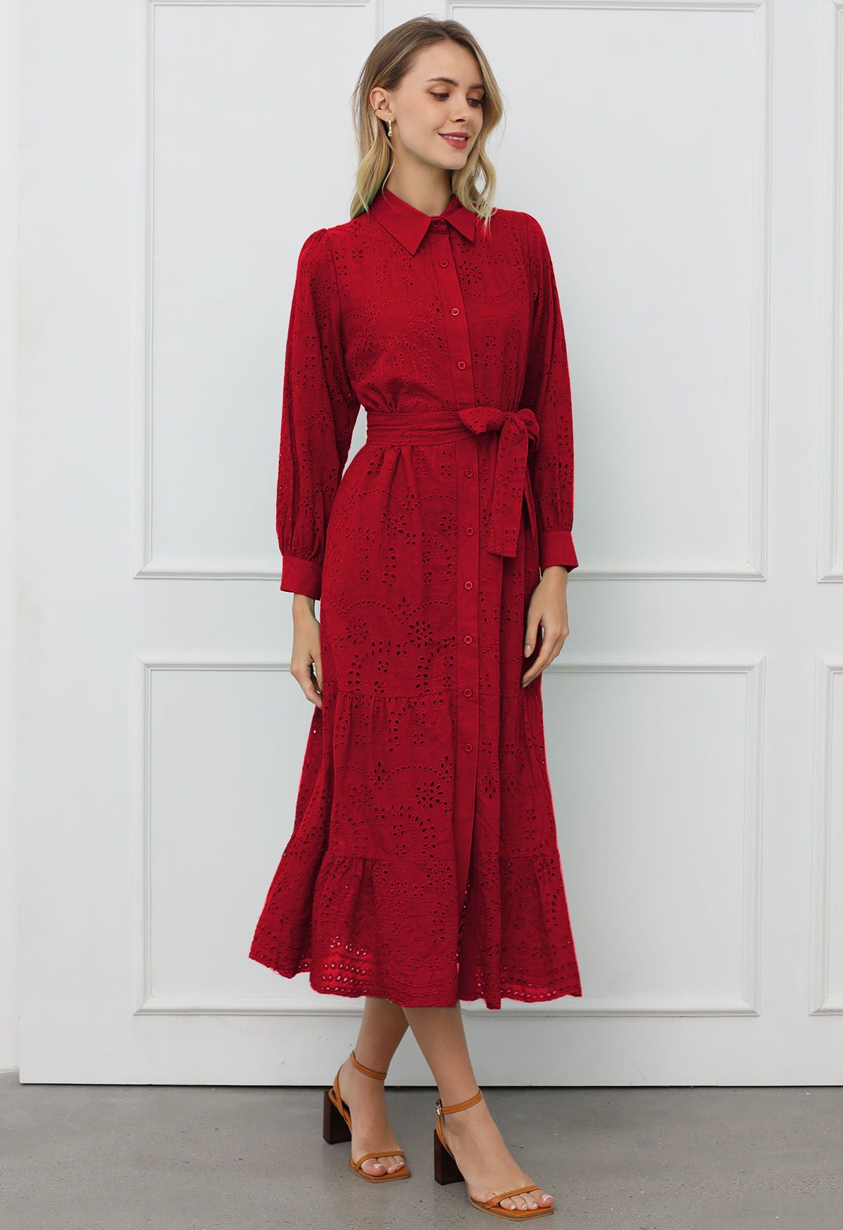 Robe mi-longue boutonnée à taille nouée et broderie délicate à œillets en rouge