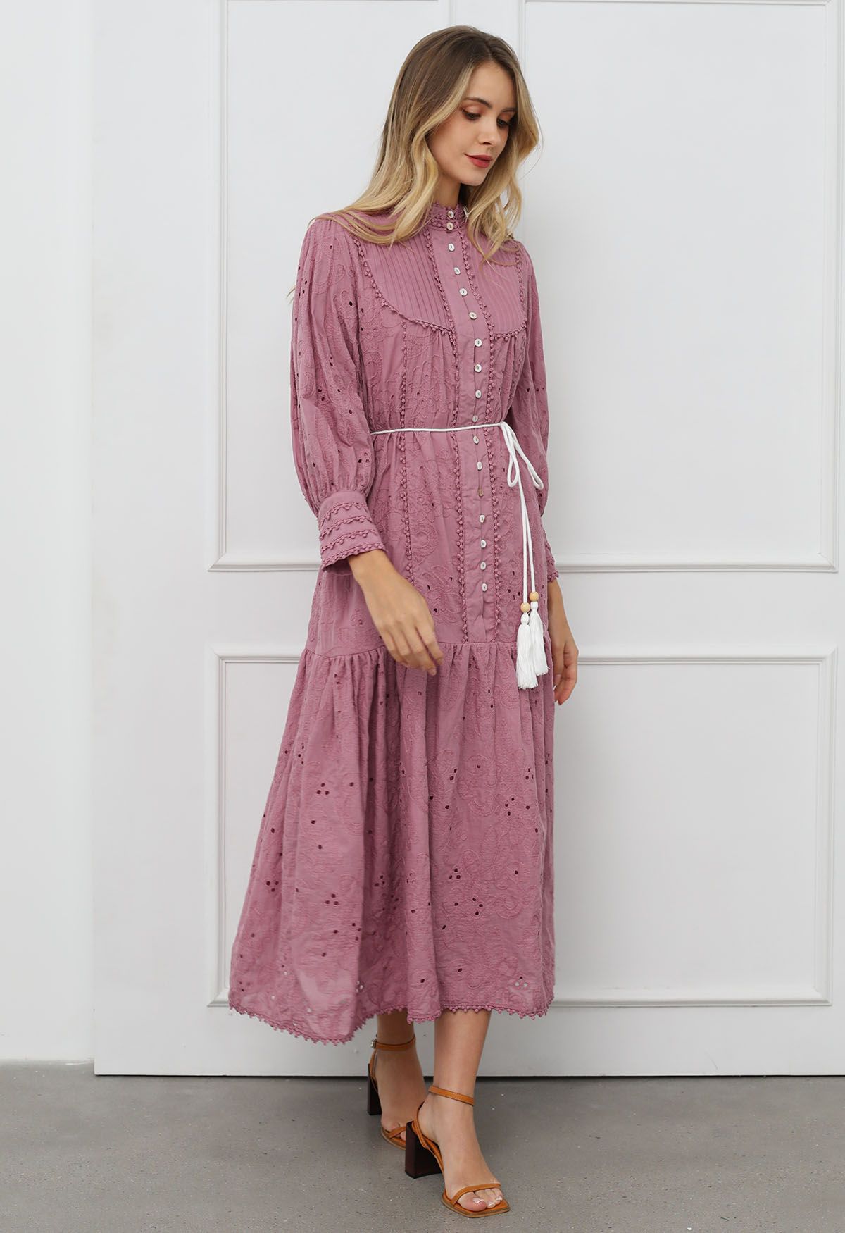 Robe longue boutonnée à pompons et broderies florales en mauve