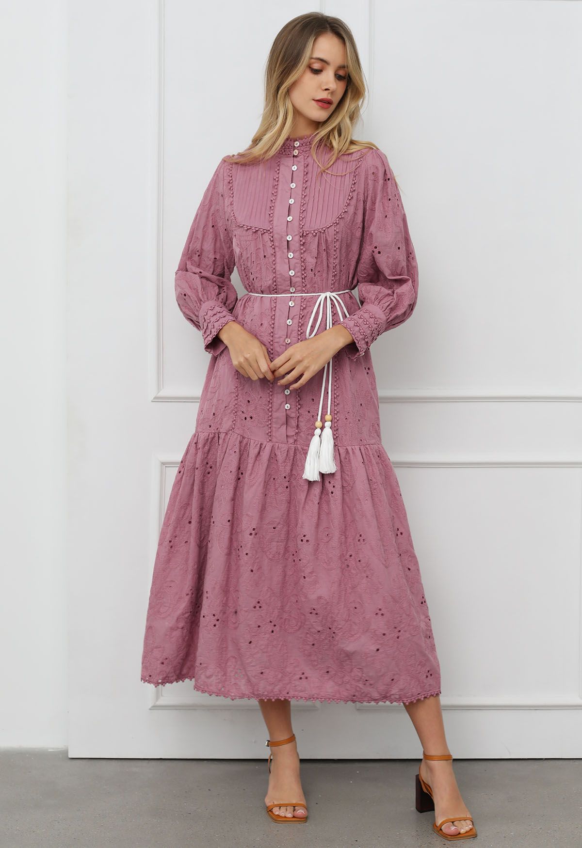 Robe longue boutonnée à pompons et broderies florales en mauve