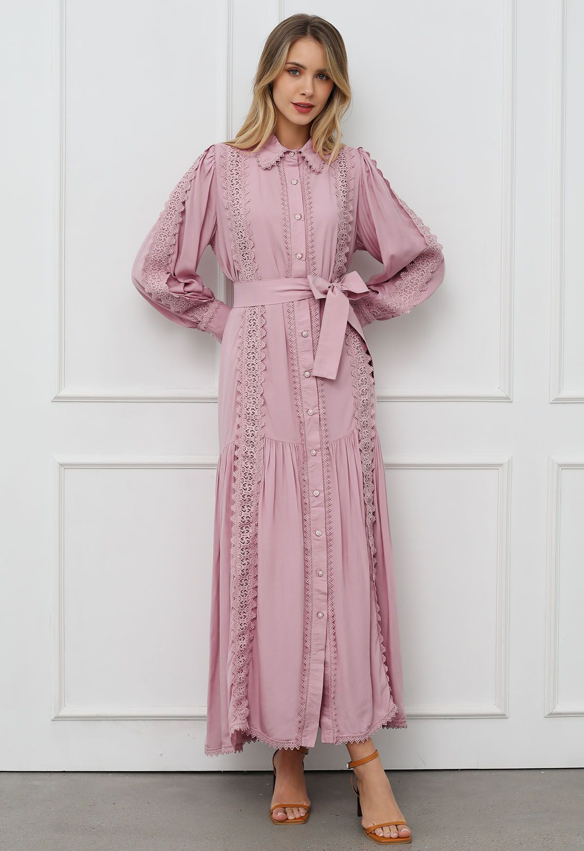 Robe longue boutonnée captivante en dentelle avec lien à la taille en rose