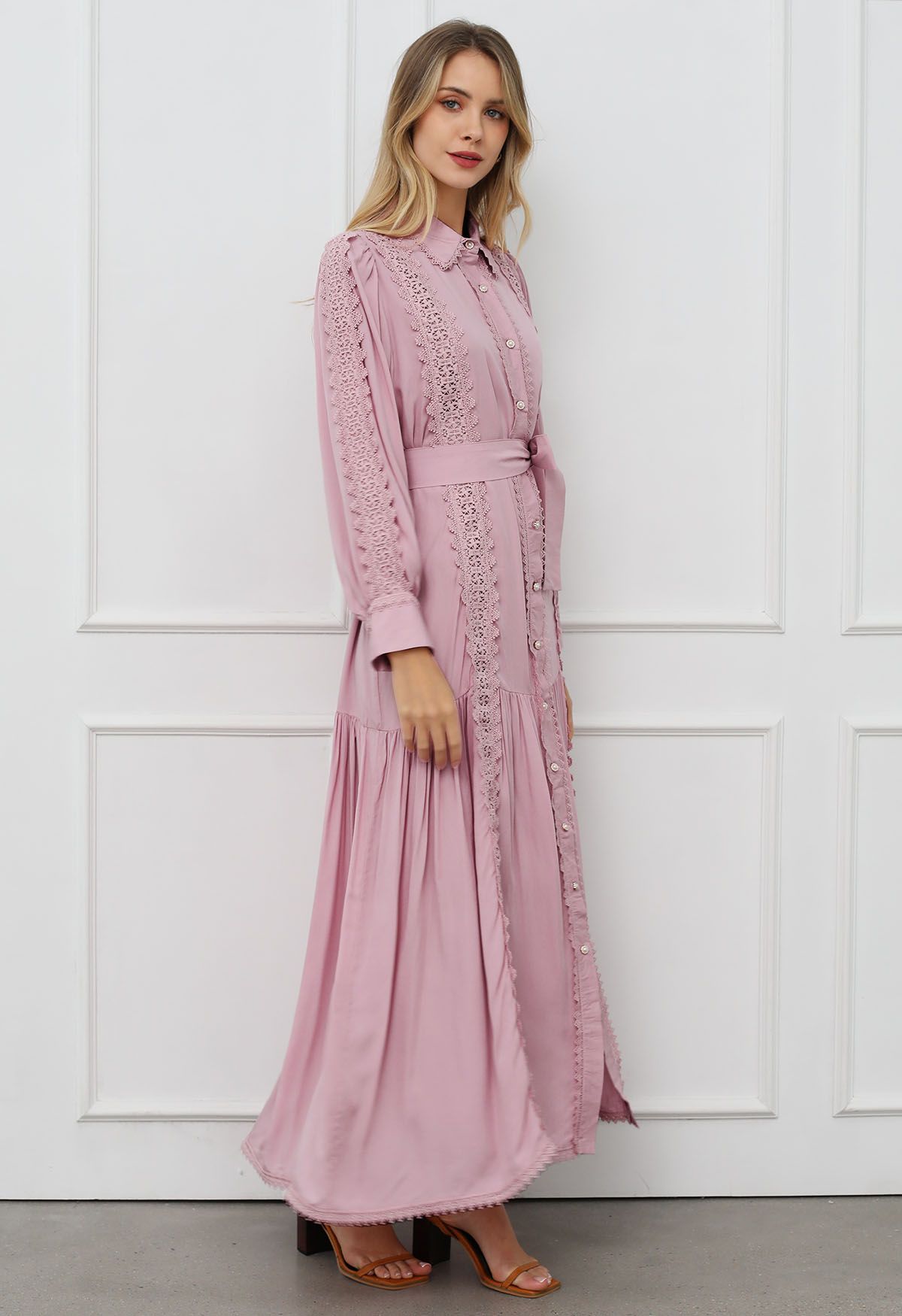 Robe longue boutonnée captivante en dentelle avec lien à la taille en rose