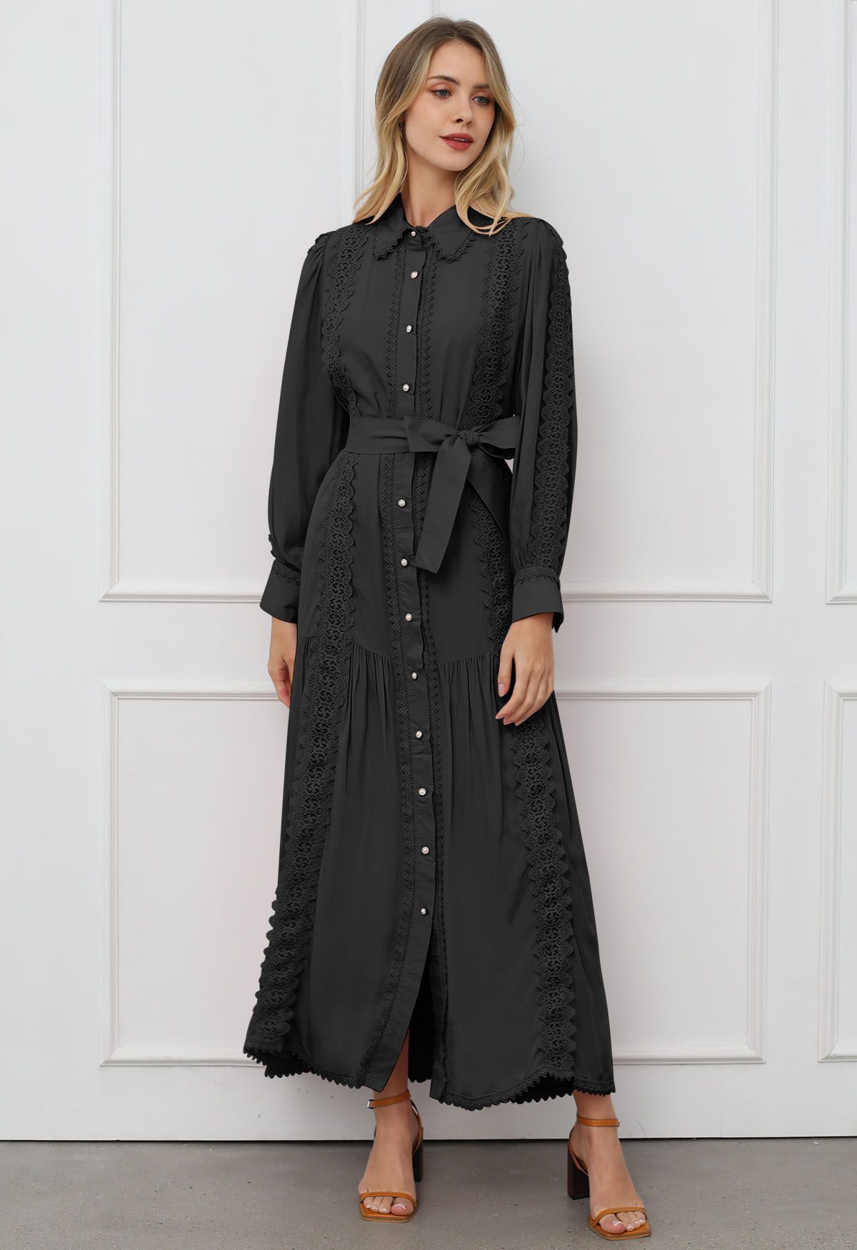 Robe longue boutonnée captivante en dentelle avec ceinture nouée en noir