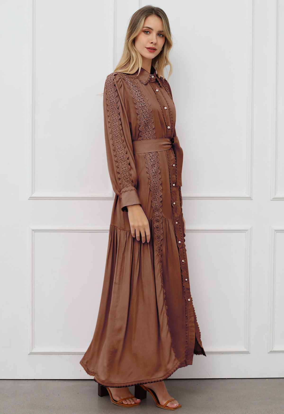 Robe longue boutonnée captivante en dentelle avec ceinture nouée en marron