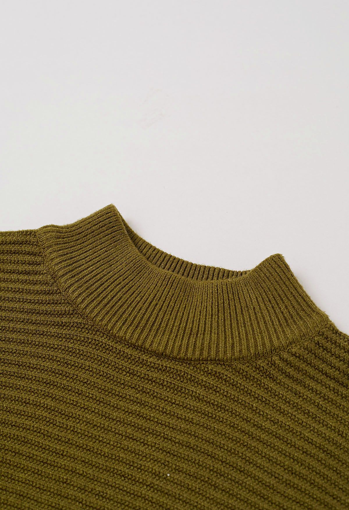 Pull en tricot à épaules tombantes et ourlet à franges asymétriques en olive