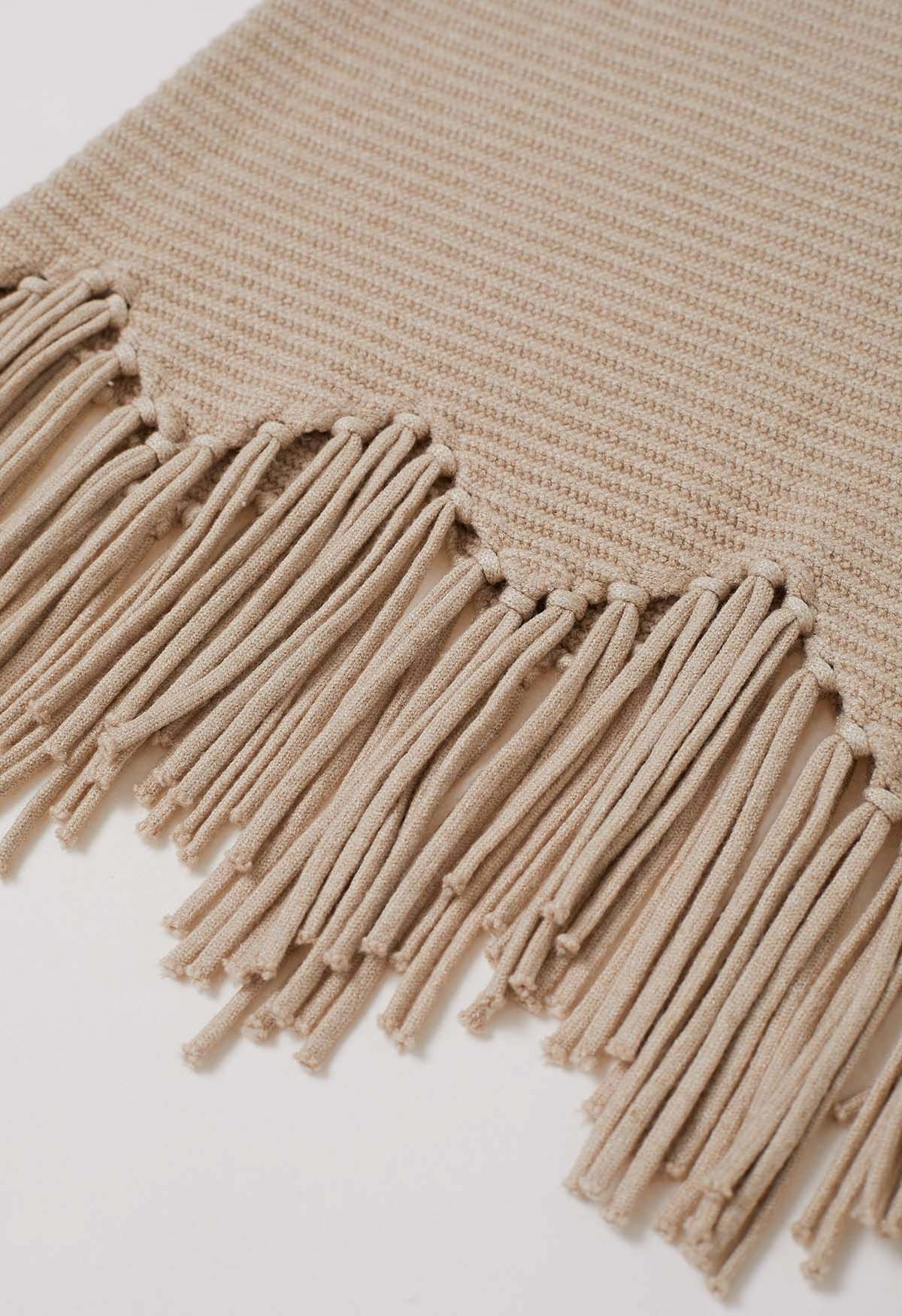 Pull en tricot à épaules tombantes et ourlet à franges asymétriques en beige clair