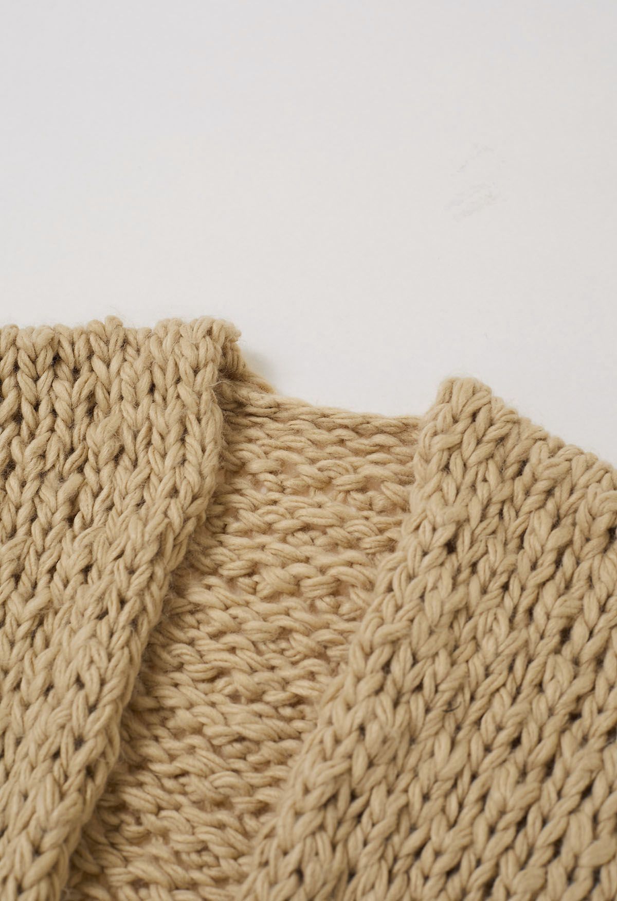 Cardigan ouvert sur le devant en tricot épais à poches plaquées, couleur beige clair