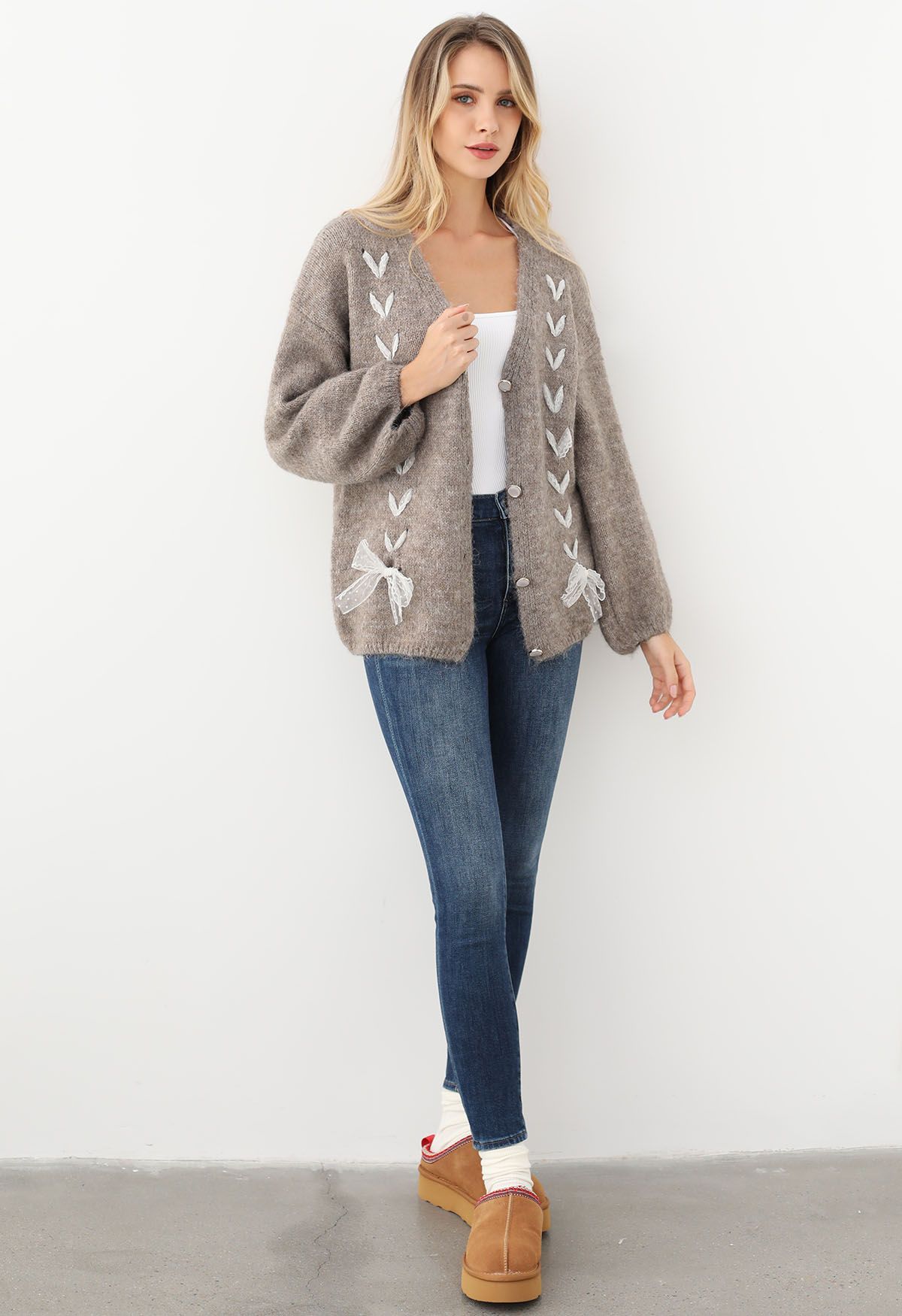 Cardigan en tricot pelucheux à lacets avec ruban en dentelle taupe