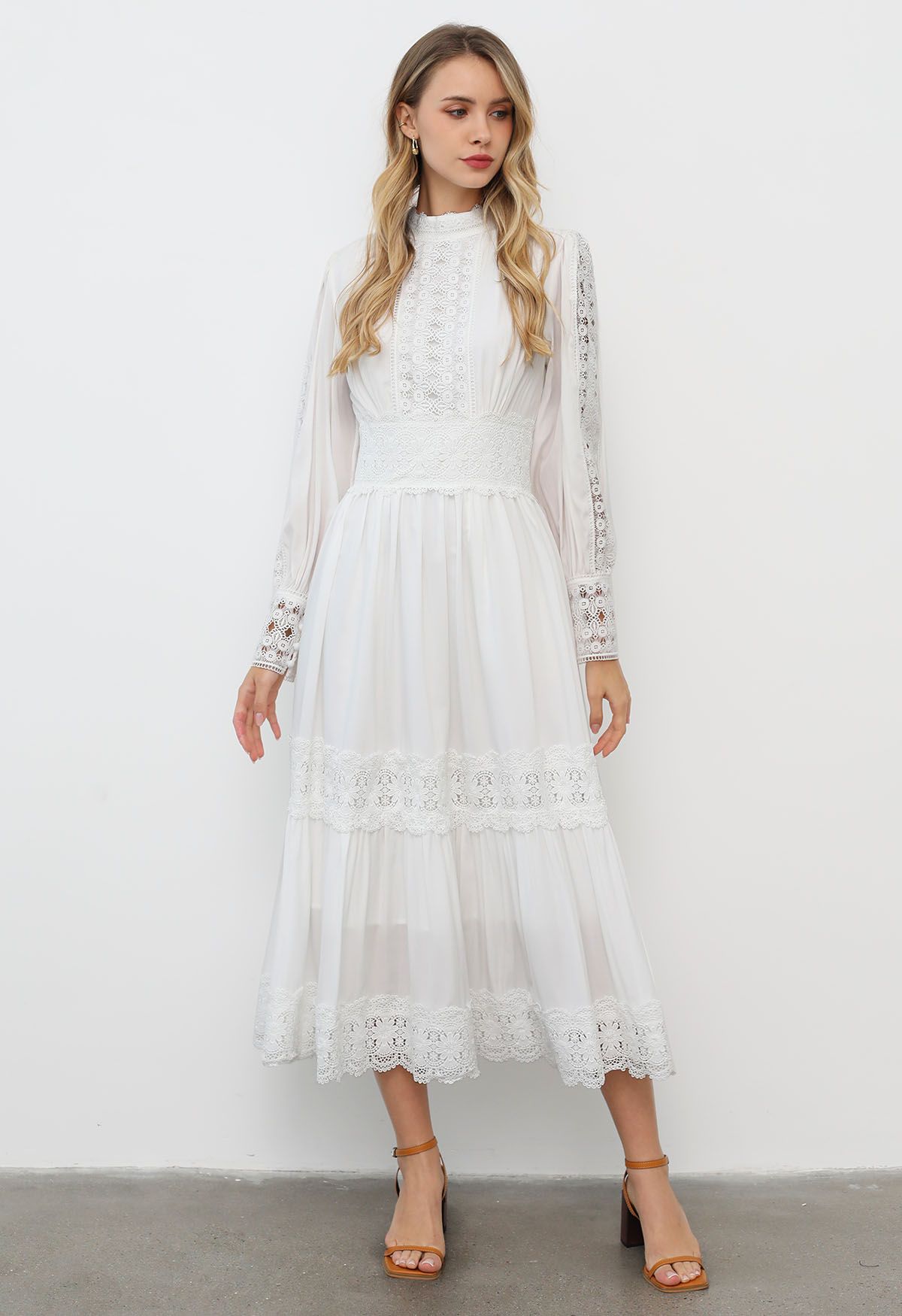 Robe longue en dentelle ajourée de style victorien en blanc