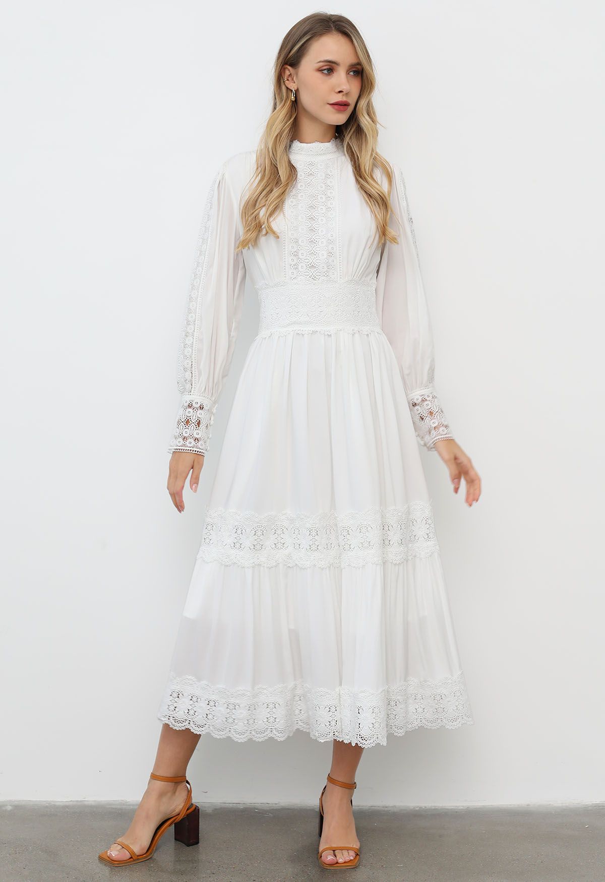 Robe longue en dentelle ajourée de style victorien en blanc