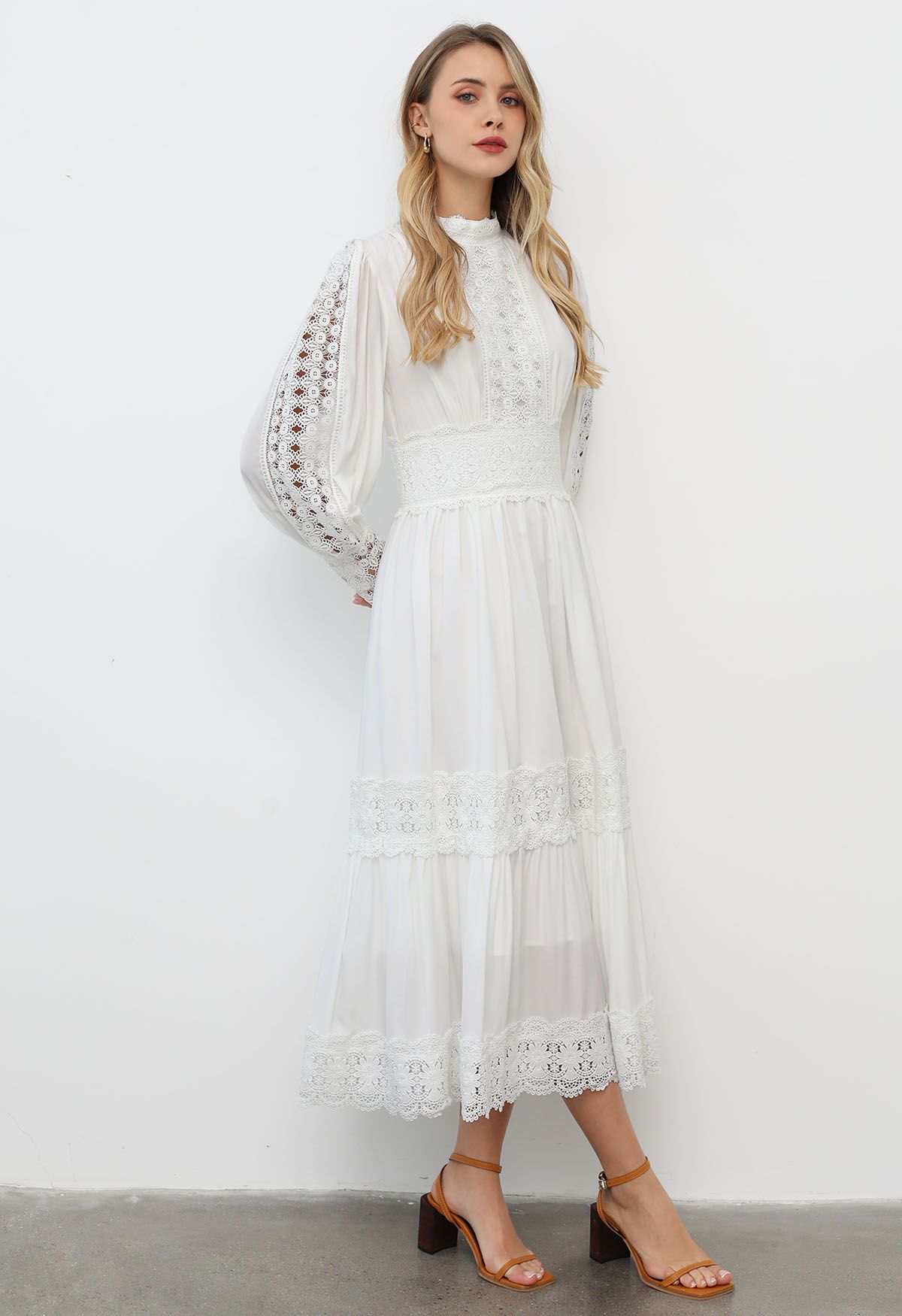 Robe longue en dentelle ajourée de style victorien en blanc