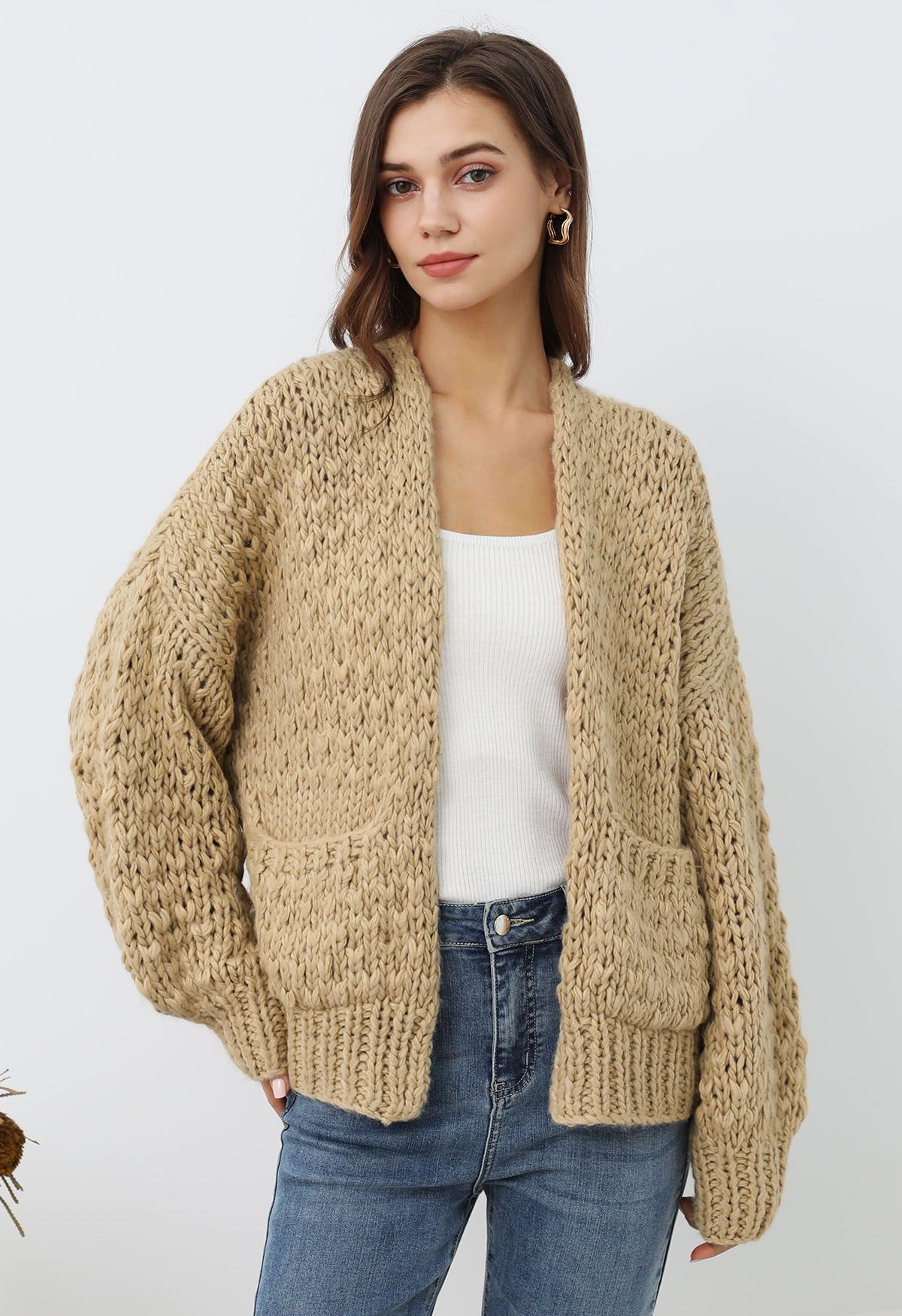 Cardigan ouvert sur le devant en tricot épais à poches plaquées, couleur beige clair