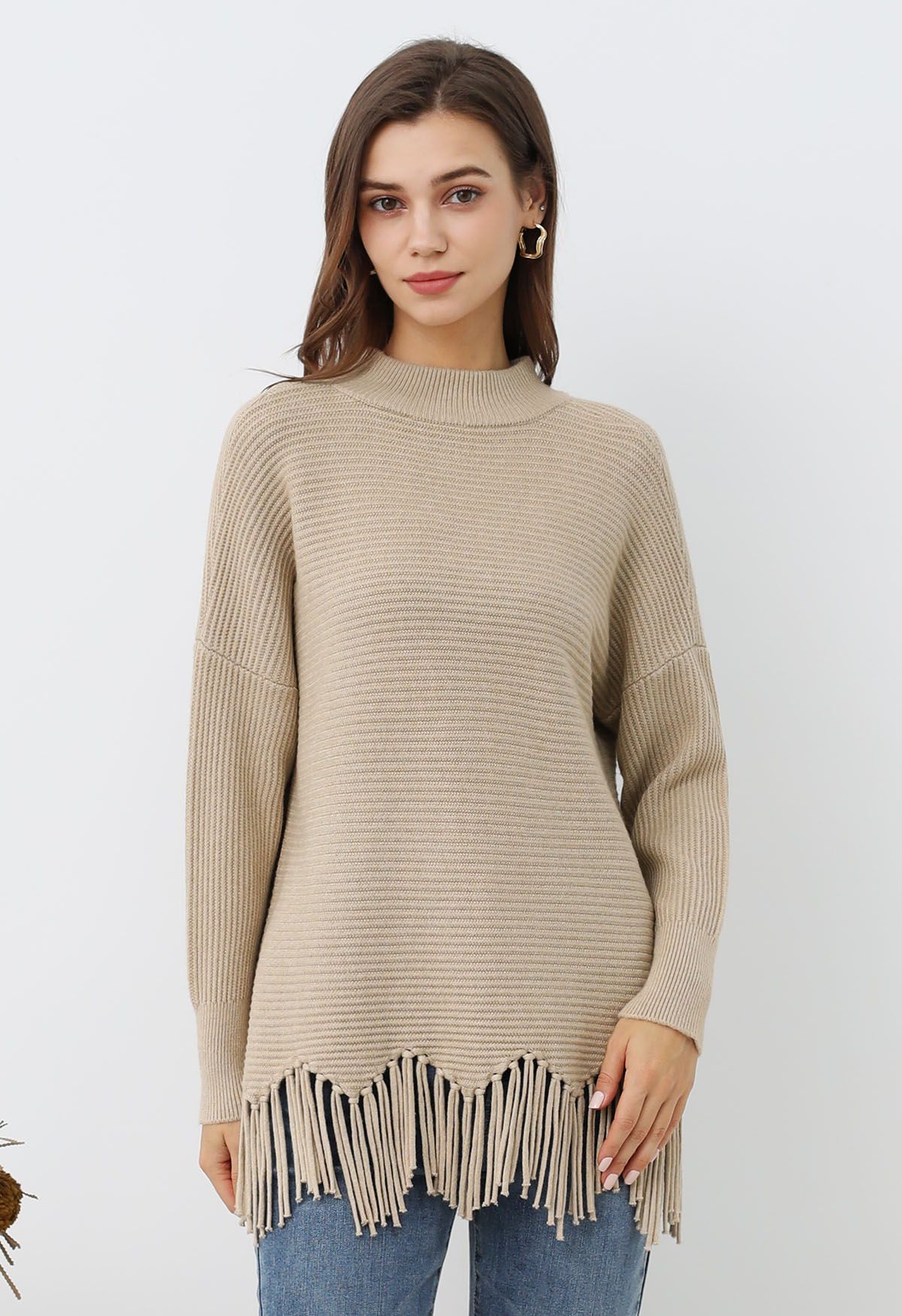 Pull en tricot à épaules tombantes et ourlet à franges asymétriques en beige clair