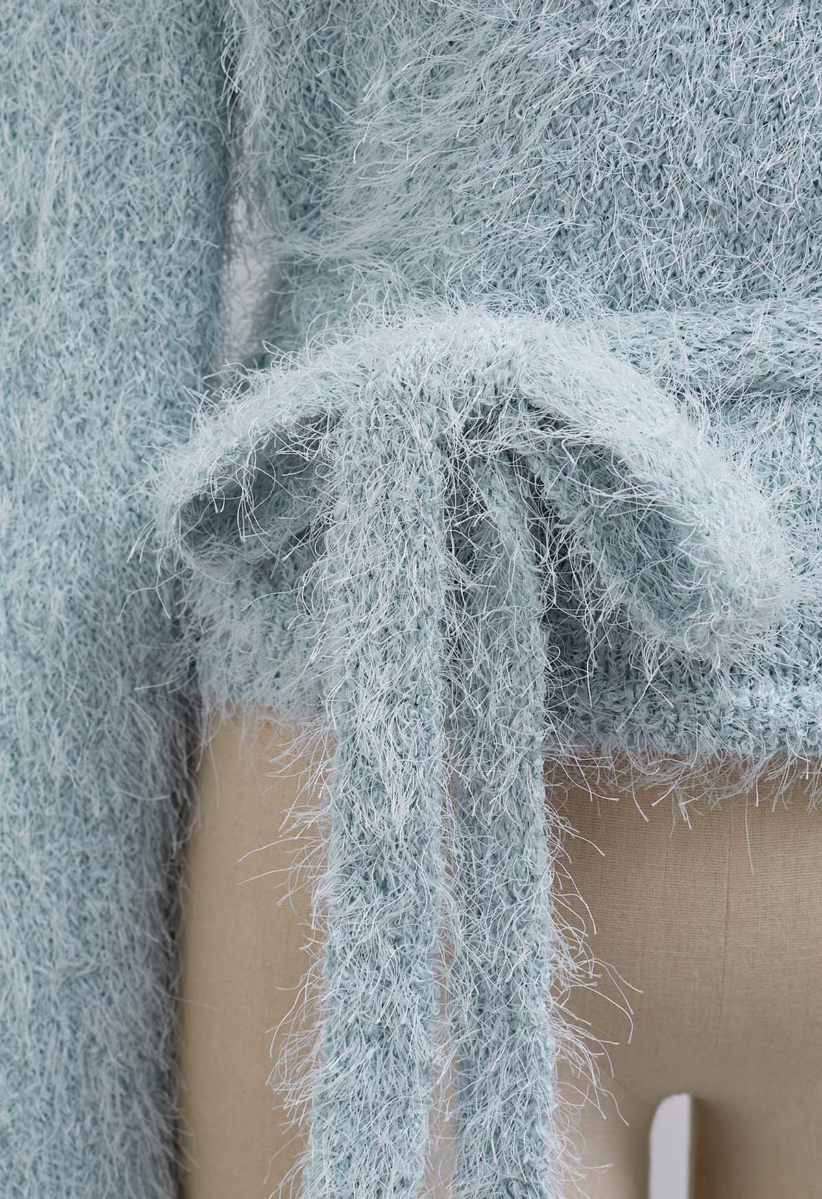 Haut en tricot pelucheux à col en V et taille nouée en bleu clair