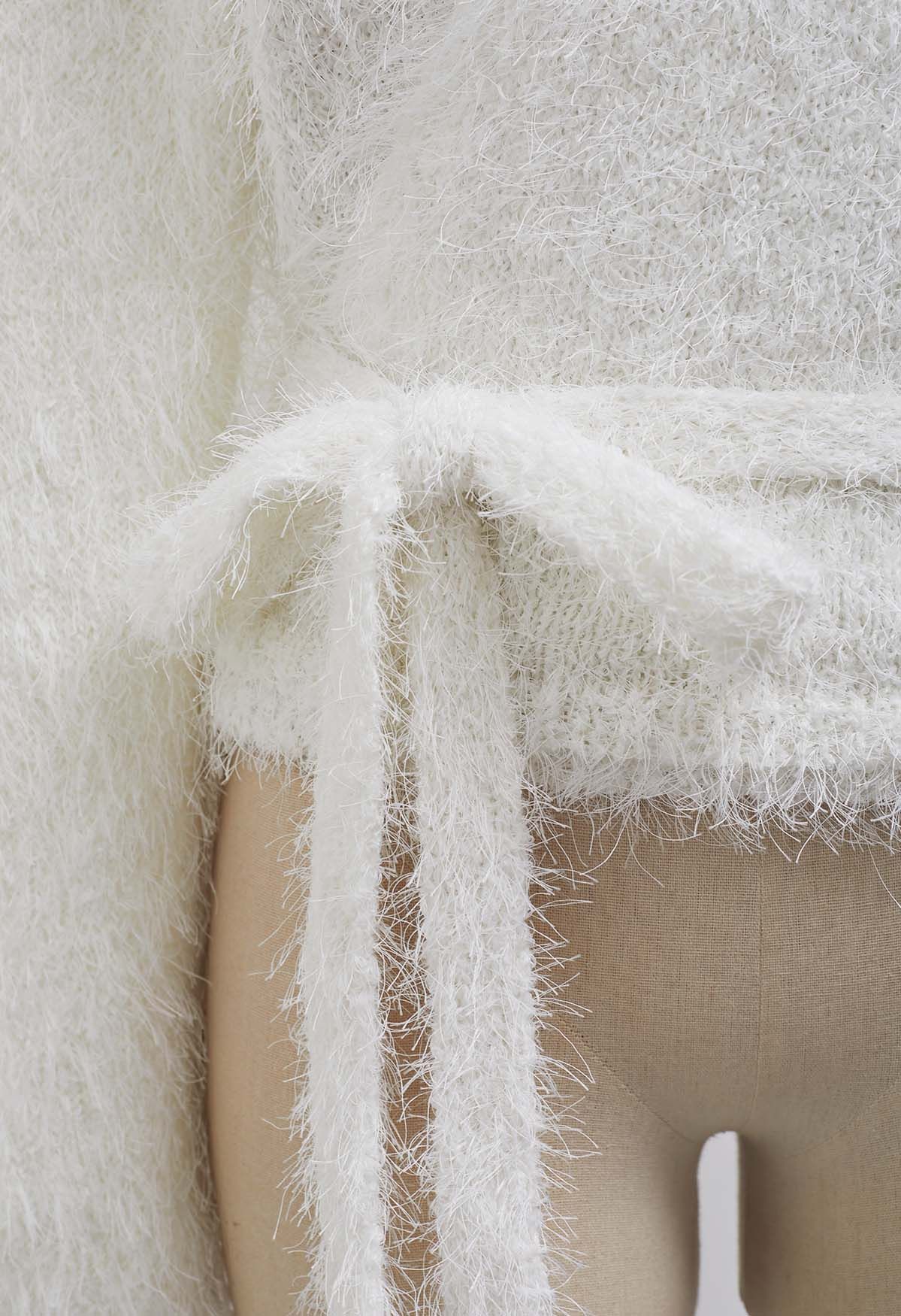 Haut en tricot pelucheux à col en V et taille nouée en blanc