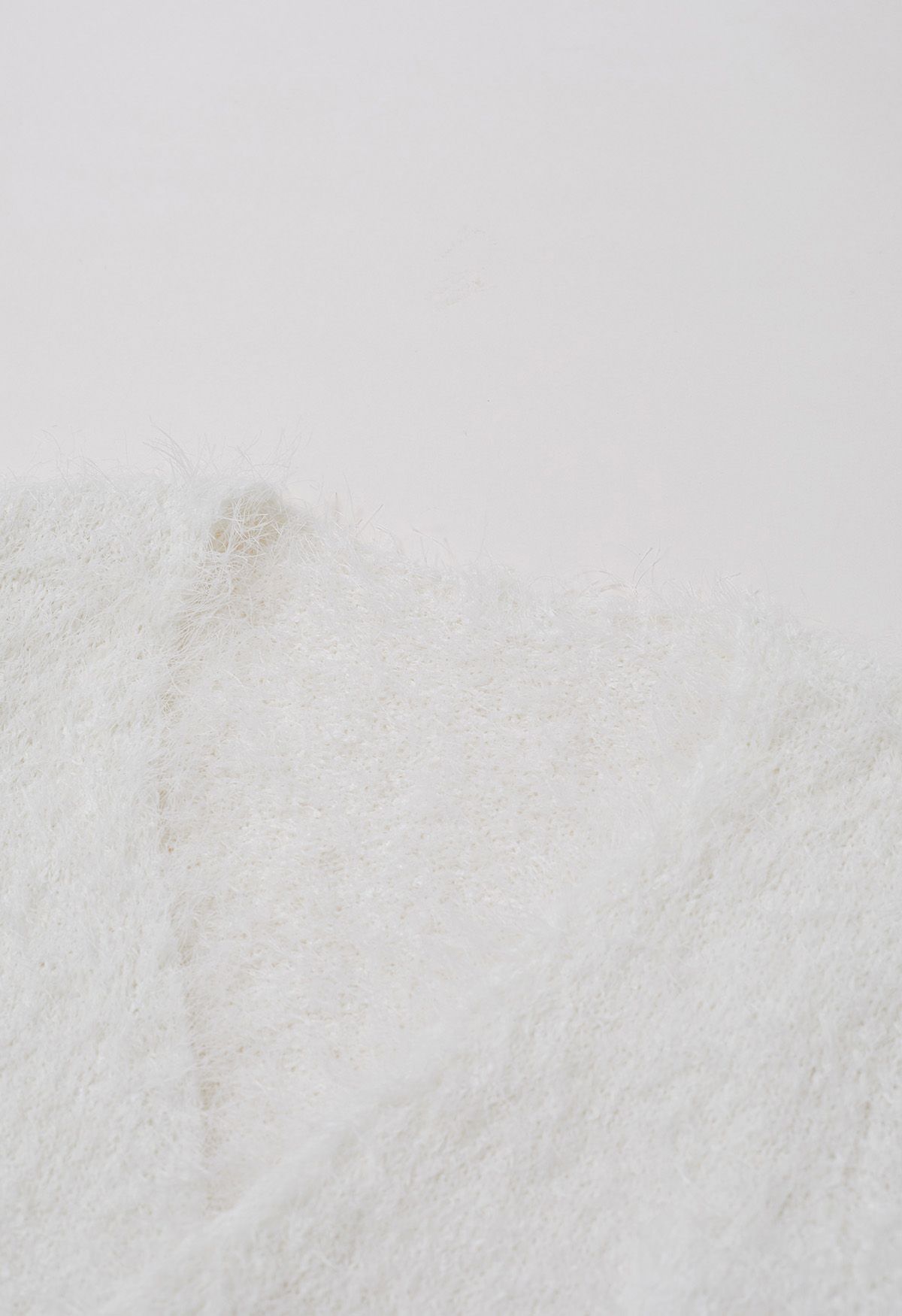 Haut en tricot pelucheux à col en V et taille nouée en blanc