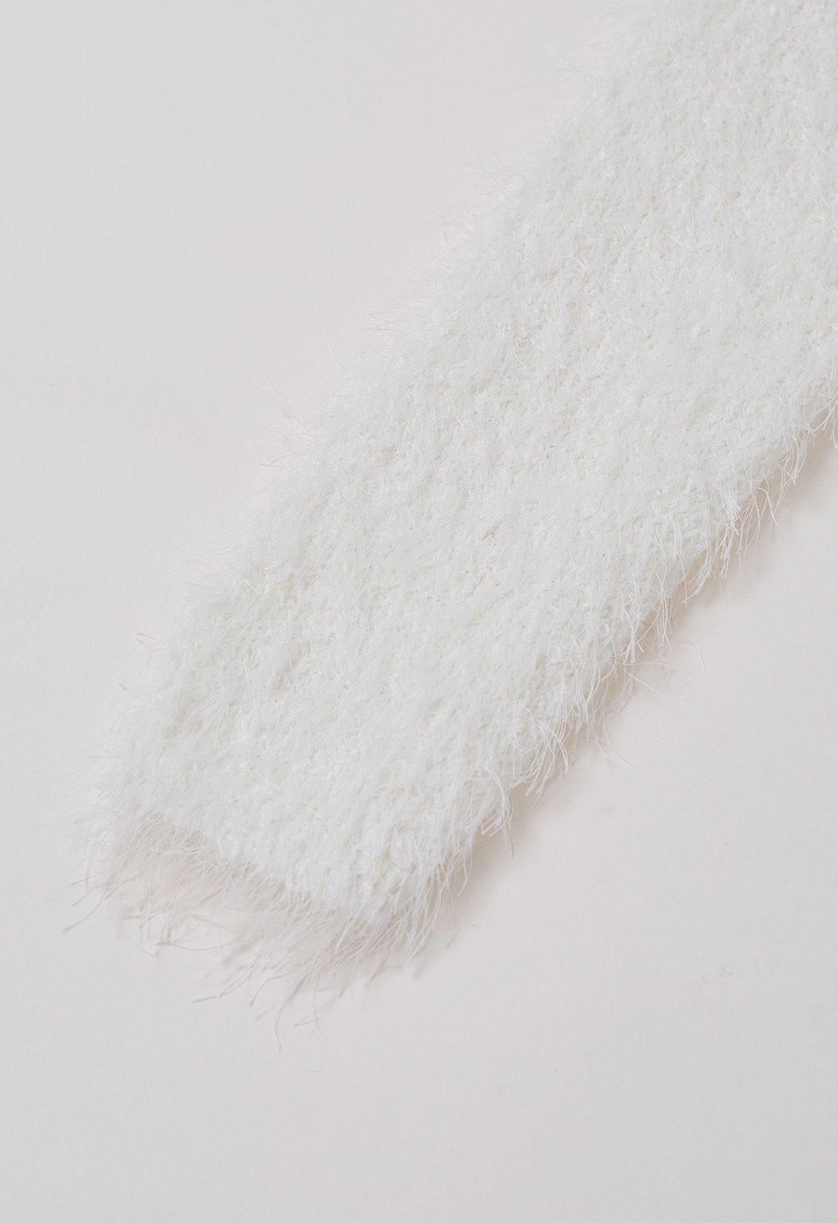 Haut en tricot pelucheux à col en V et taille nouée en blanc