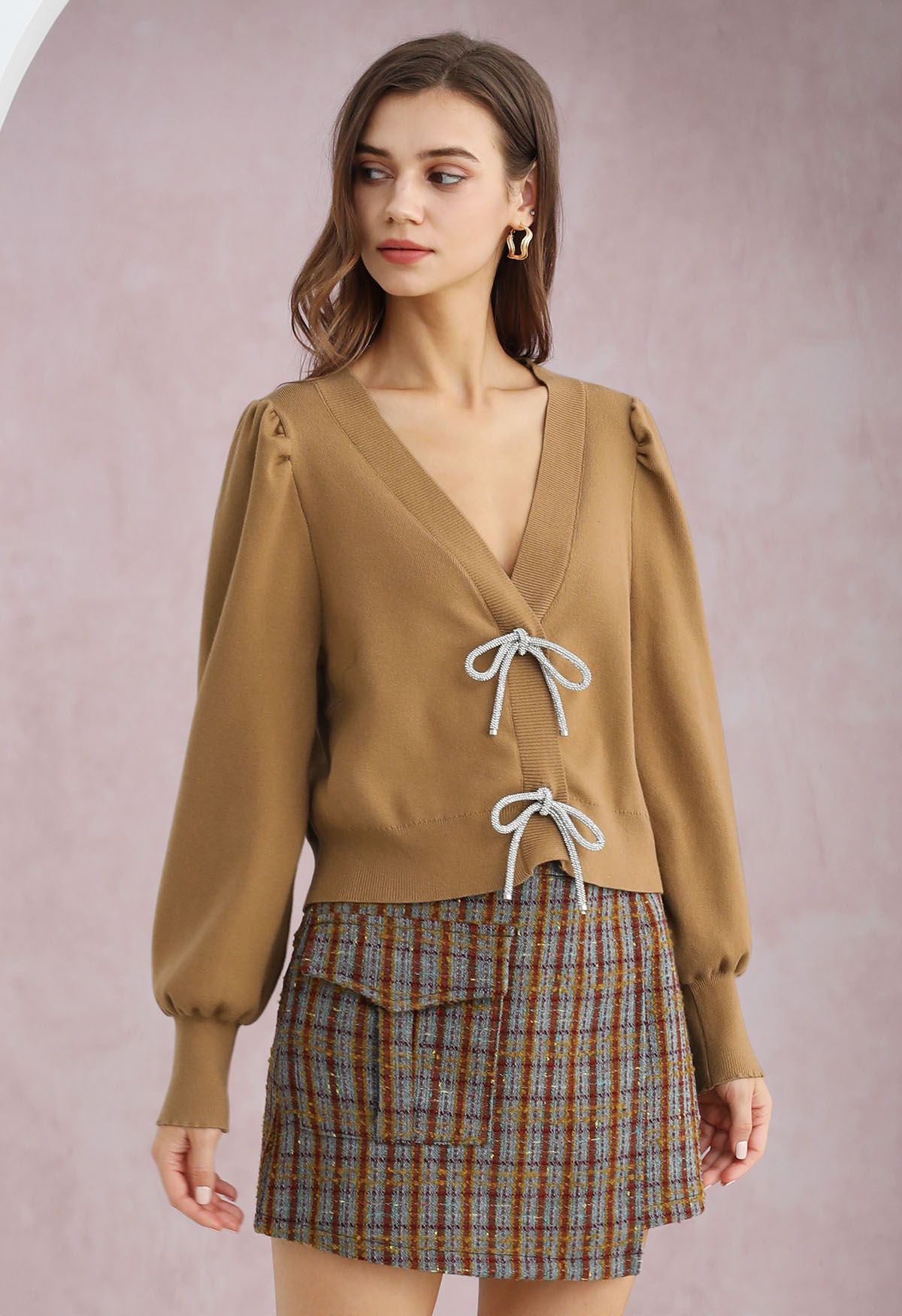 Cardigan en tricot boutonné à manches lanternes et nœud papillon scintillant en camel