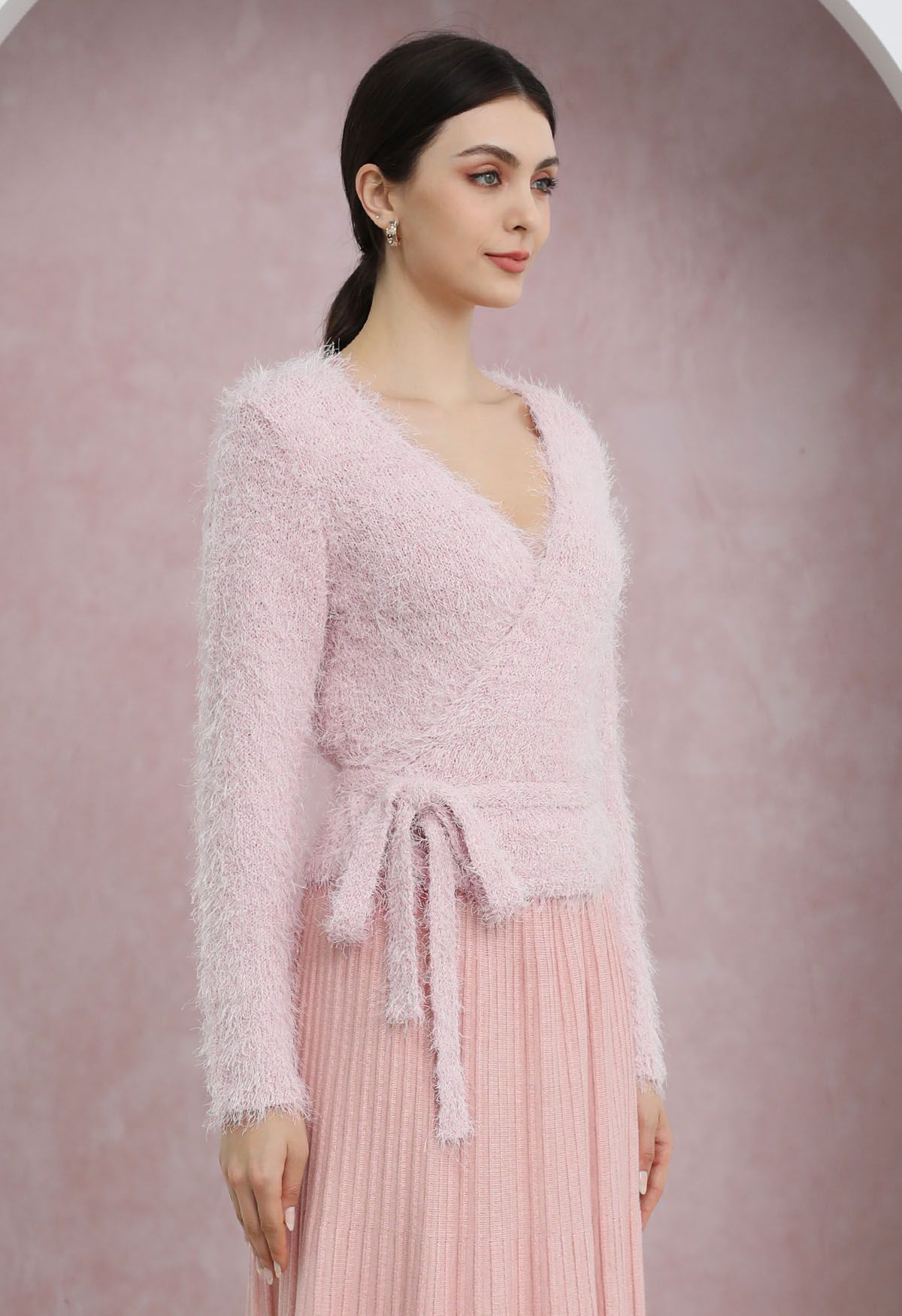 Haut en tricot pelucheux à col en V et taille nouée en rose clair