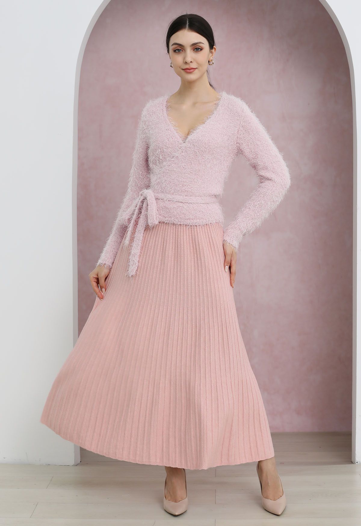 Haut en tricot pelucheux à col en V et taille nouée en rose clair