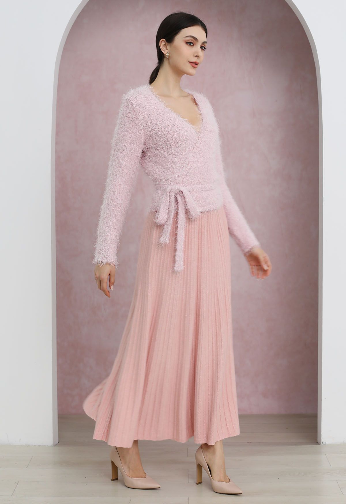 Haut en tricot pelucheux à col en V et taille nouée en rose clair