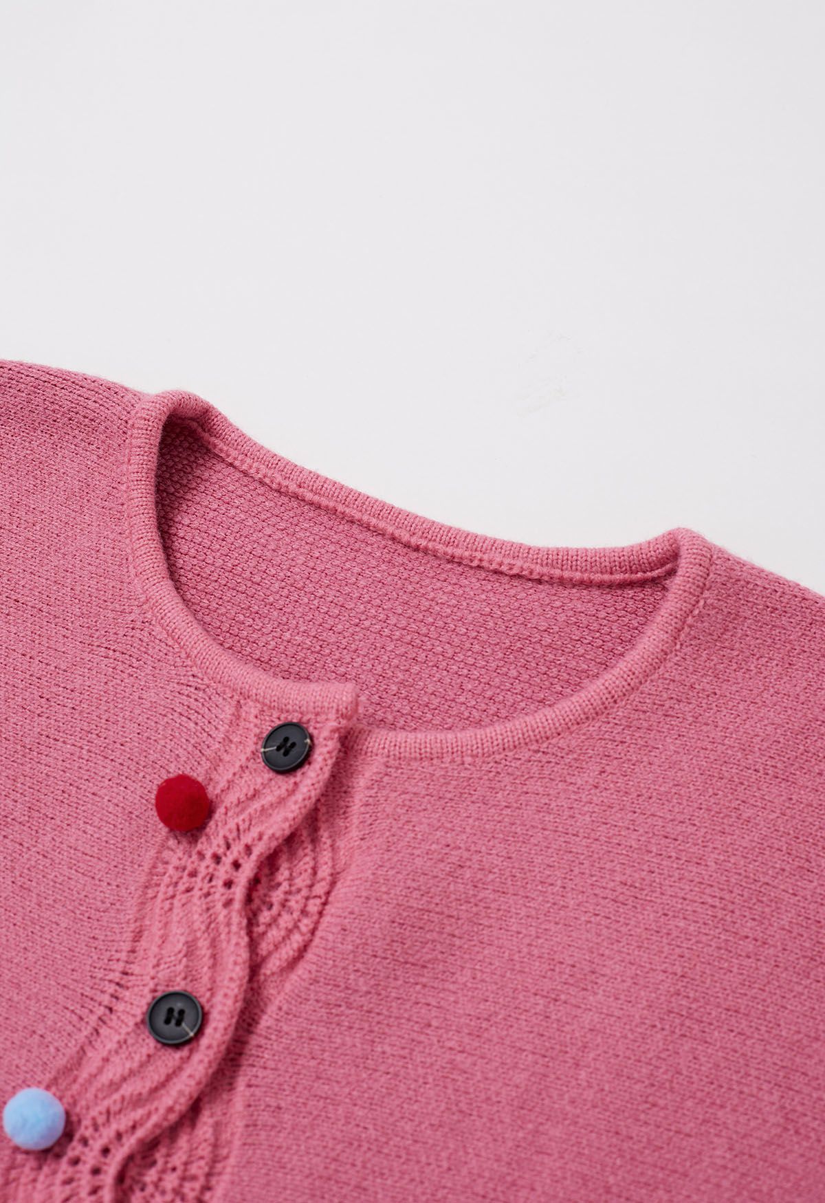 Cardigan en tricot à poches plaquées avec boutons ondulés et pompons colorés en rose