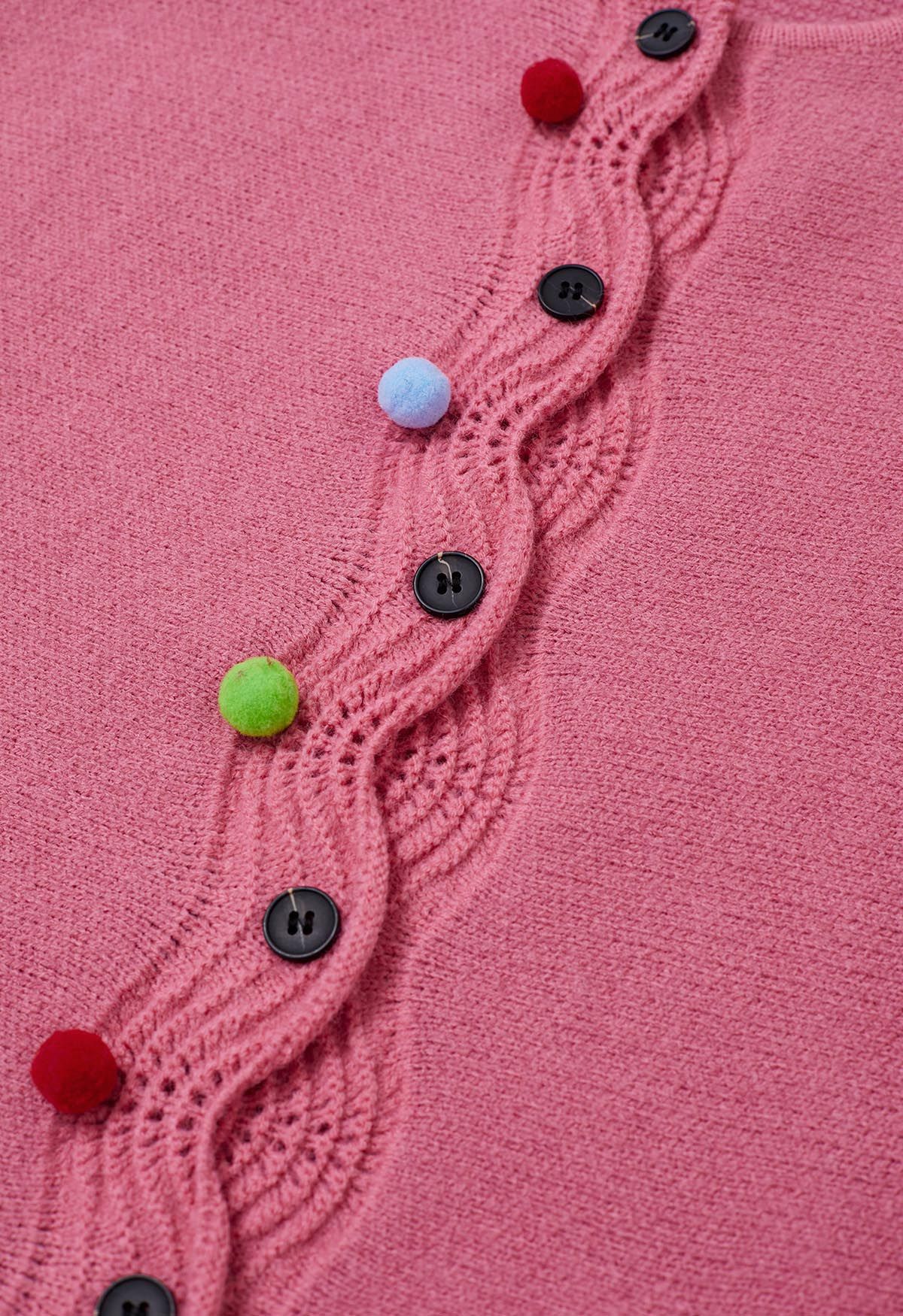 Cardigan en tricot à poches plaquées avec boutons ondulés et pompons colorés en rose