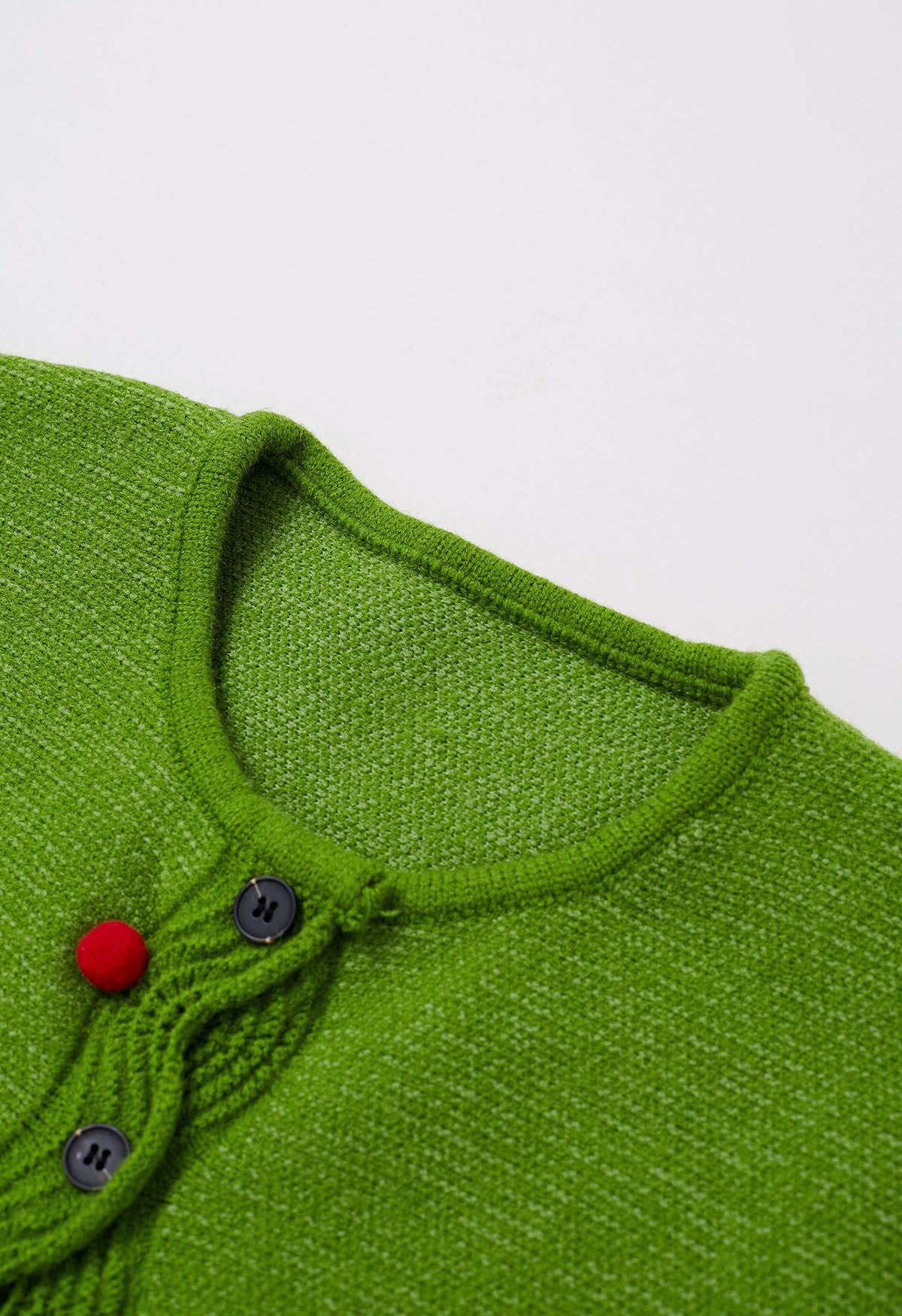 Cardigan en tricot à poches plaquées avec boutons ondulés et pompons colorés en vert