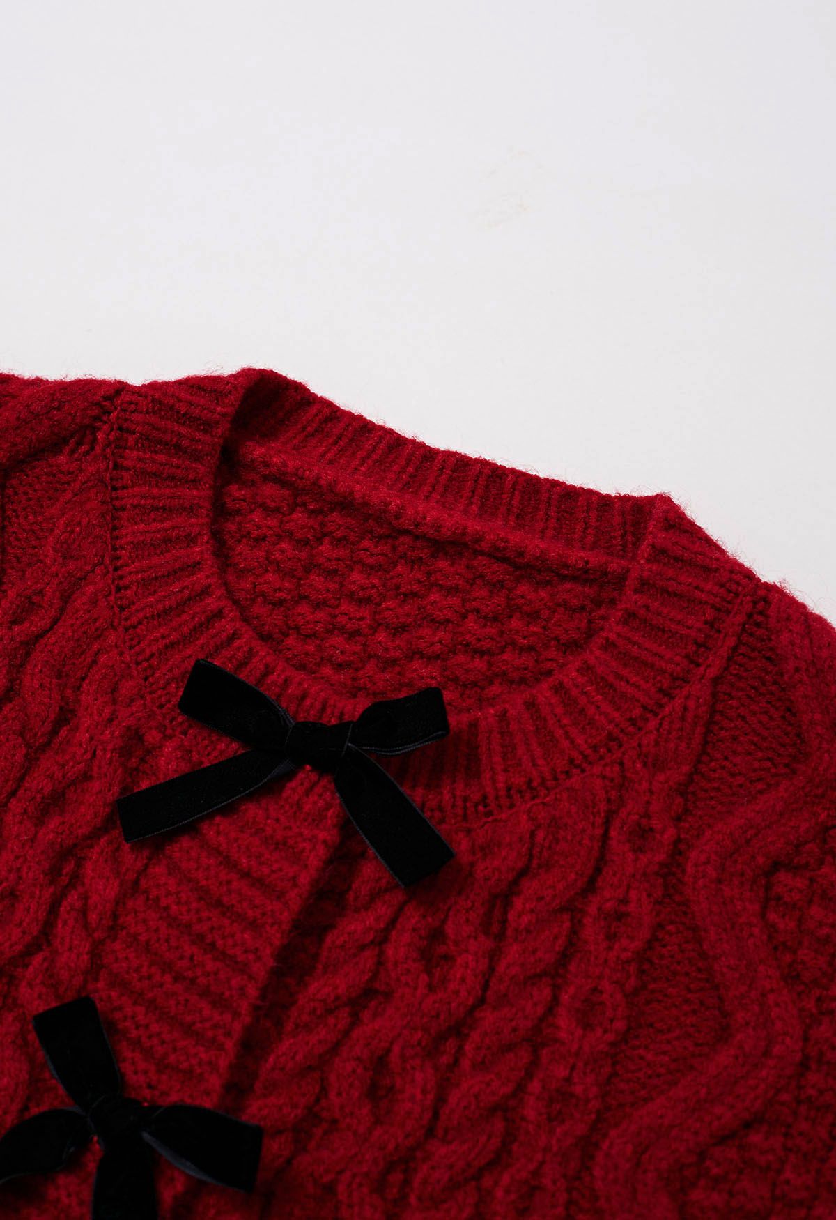 Cardigan en tricot tressé avec boutons-pression et nœud papillon en rouge