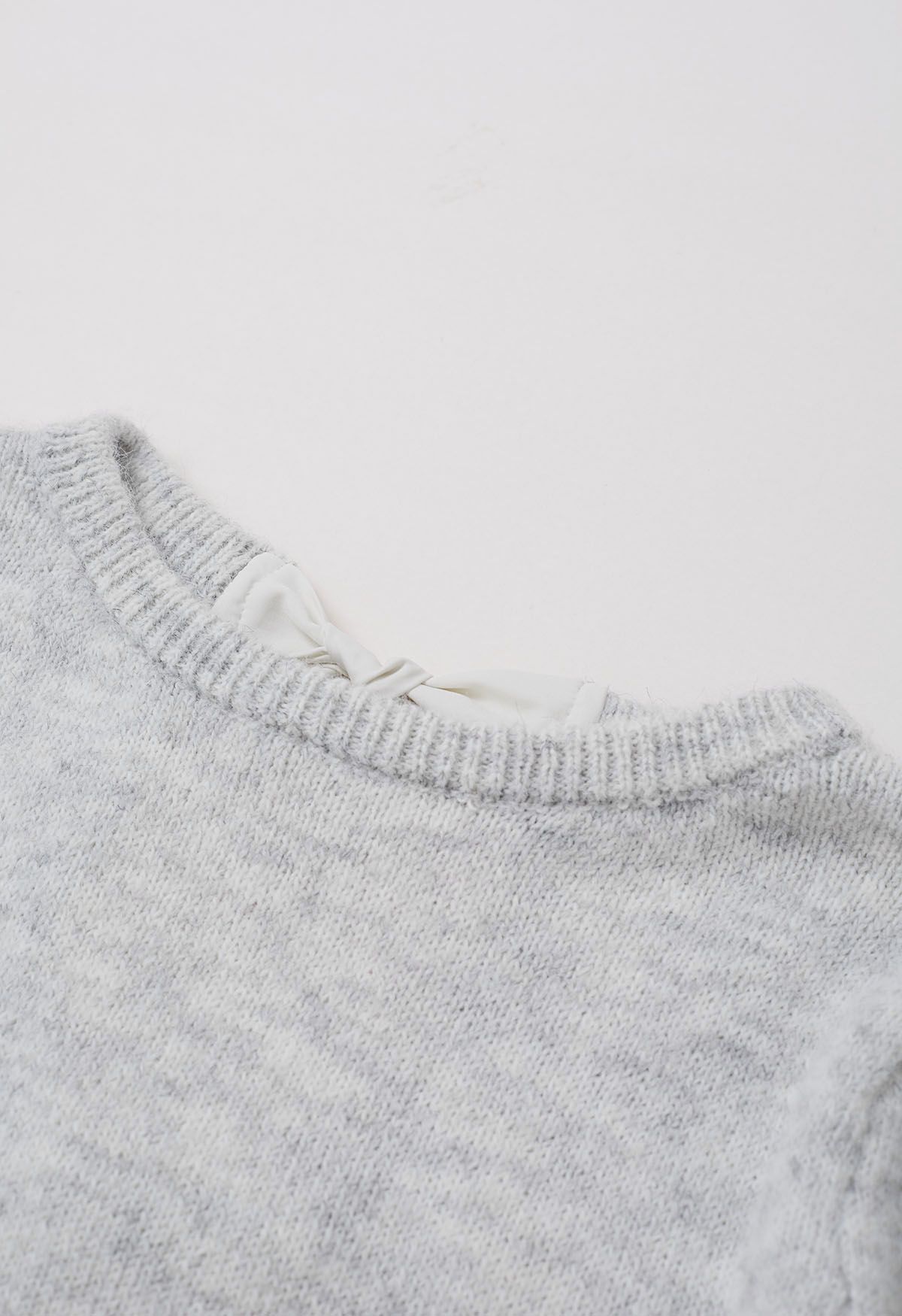 Pull en tricot à manches bouffantes et nœud dans le dos en gris