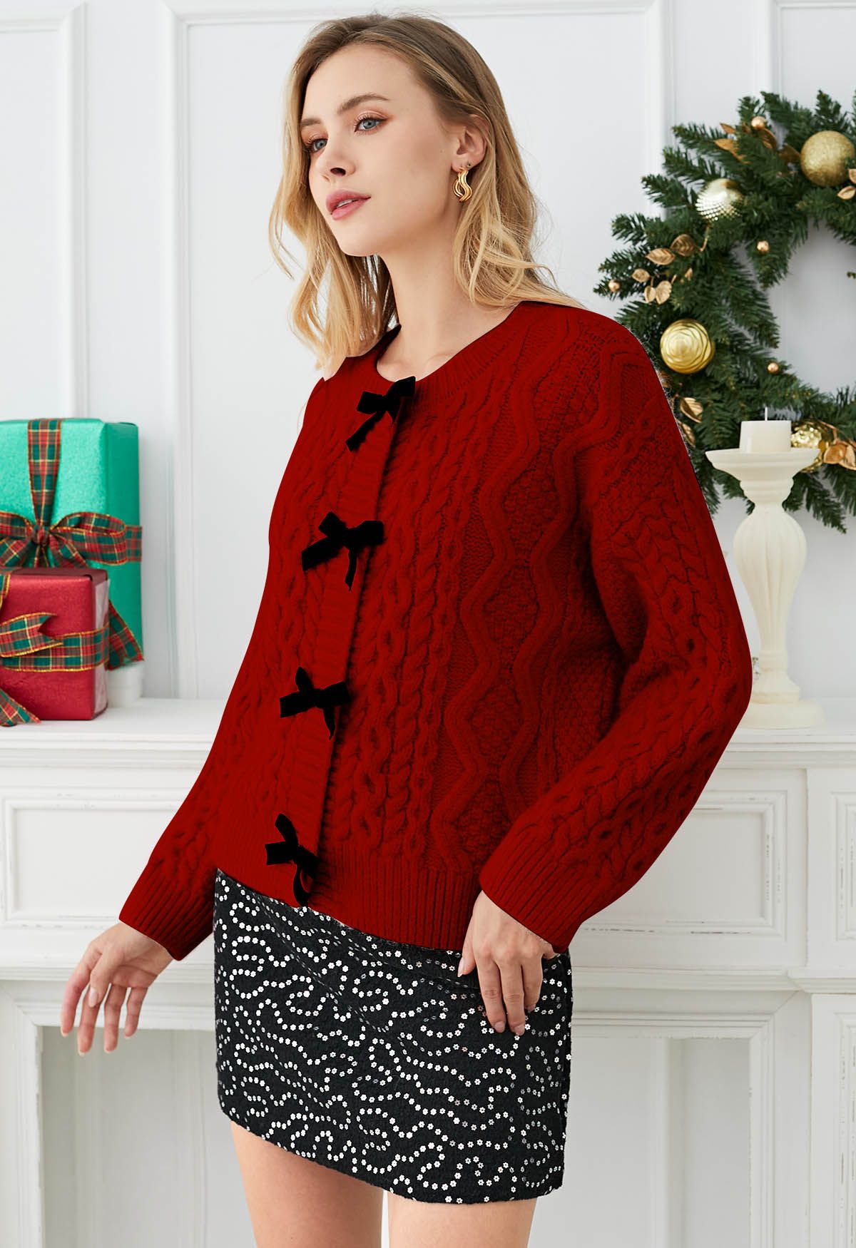 Cardigan en tricot tressé avec boutons-pression et nœud papillon en rouge