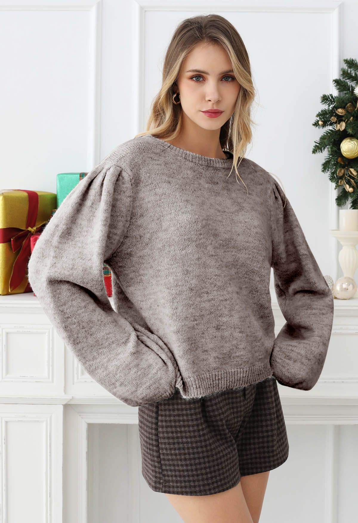 Pull en tricot à manches bouffantes et nœud dans le dos en taupe