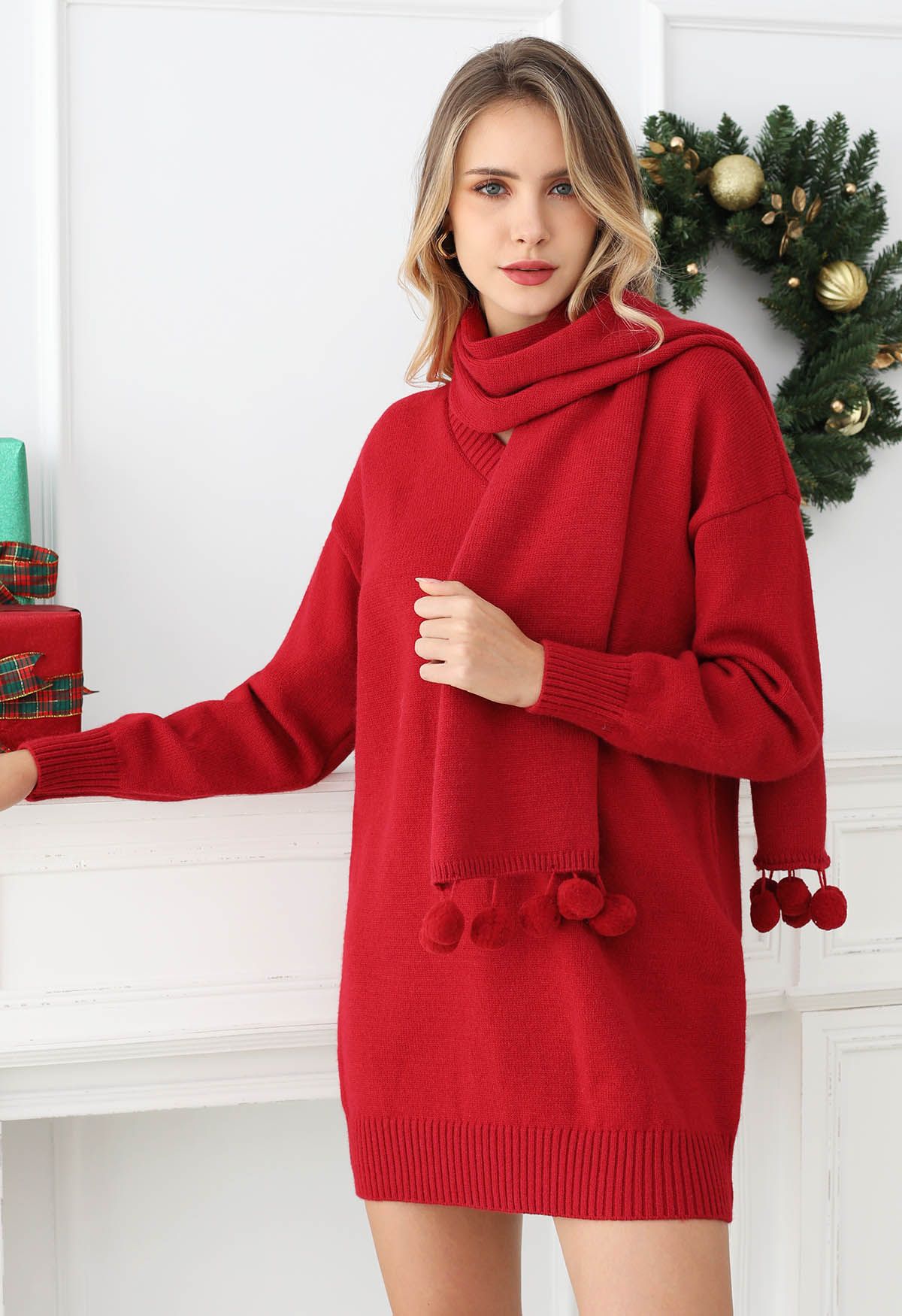 Robe pull en tricot rouge confortable à épaules tombantes avec écharpe à pompons