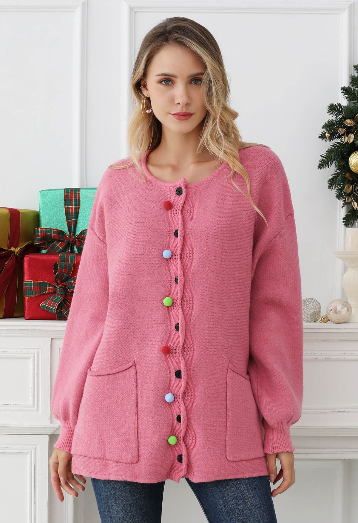 Cardigan en tricot à poches plaquées avec boutons ondulés et pompons colorés en rose