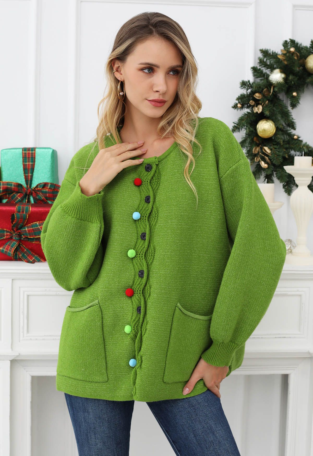 Cardigan en tricot à poches plaquées avec boutons ondulés et pompons colorés en vert