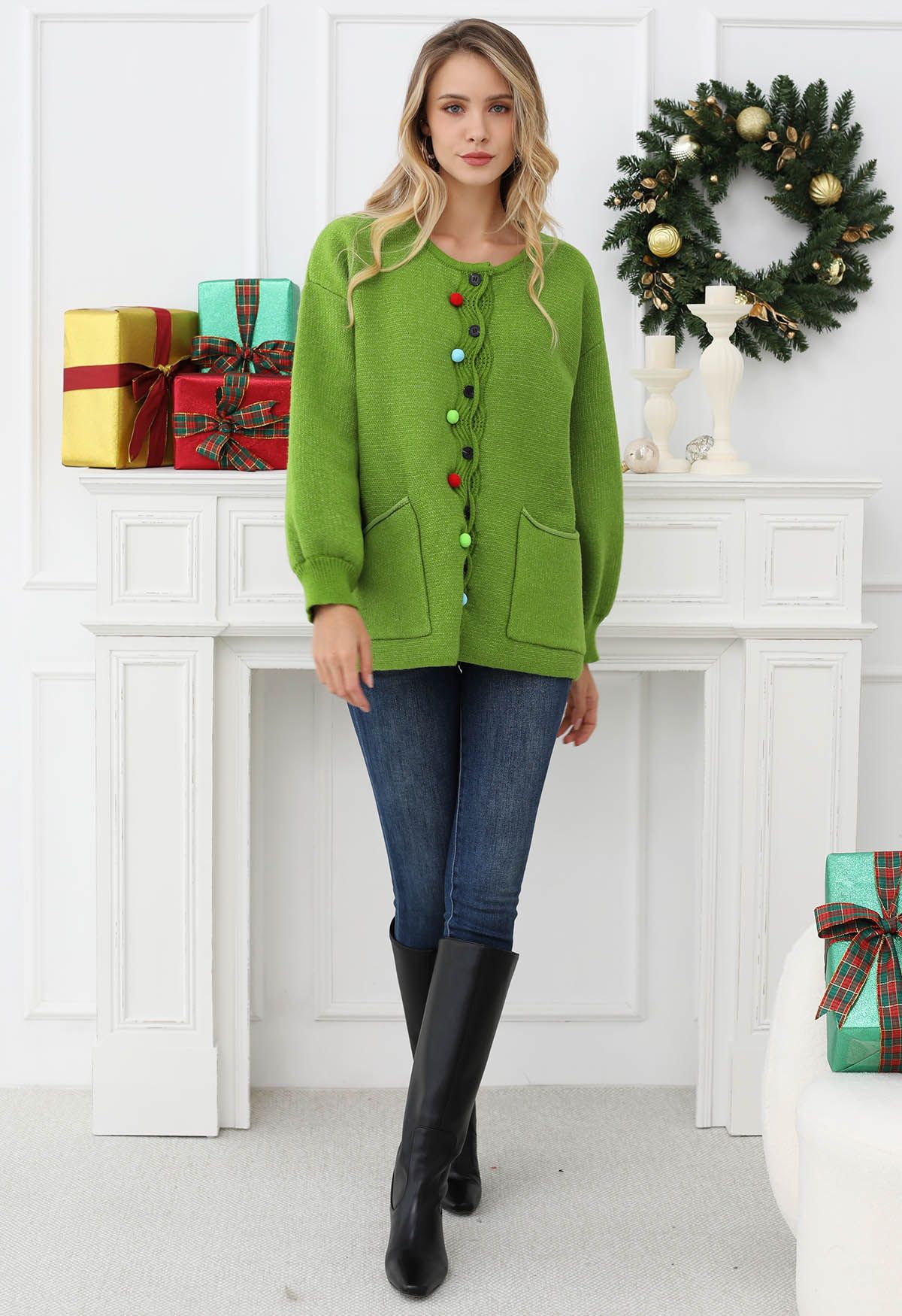 Cardigan en tricot à poches plaquées avec boutons ondulés et pompons colorés en vert