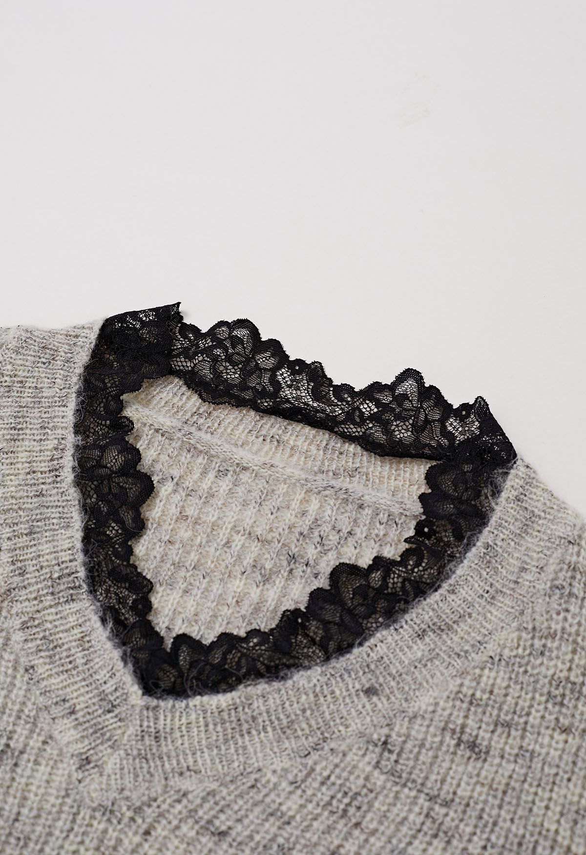 Haut en tricot déchiré avec décolleté en dentelle douce et contrastante en gris