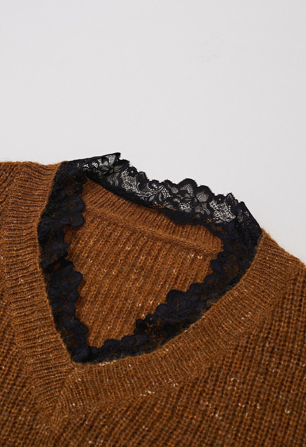 Haut en tricot déchiré avec décolleté en dentelle contrastante douce en caramel