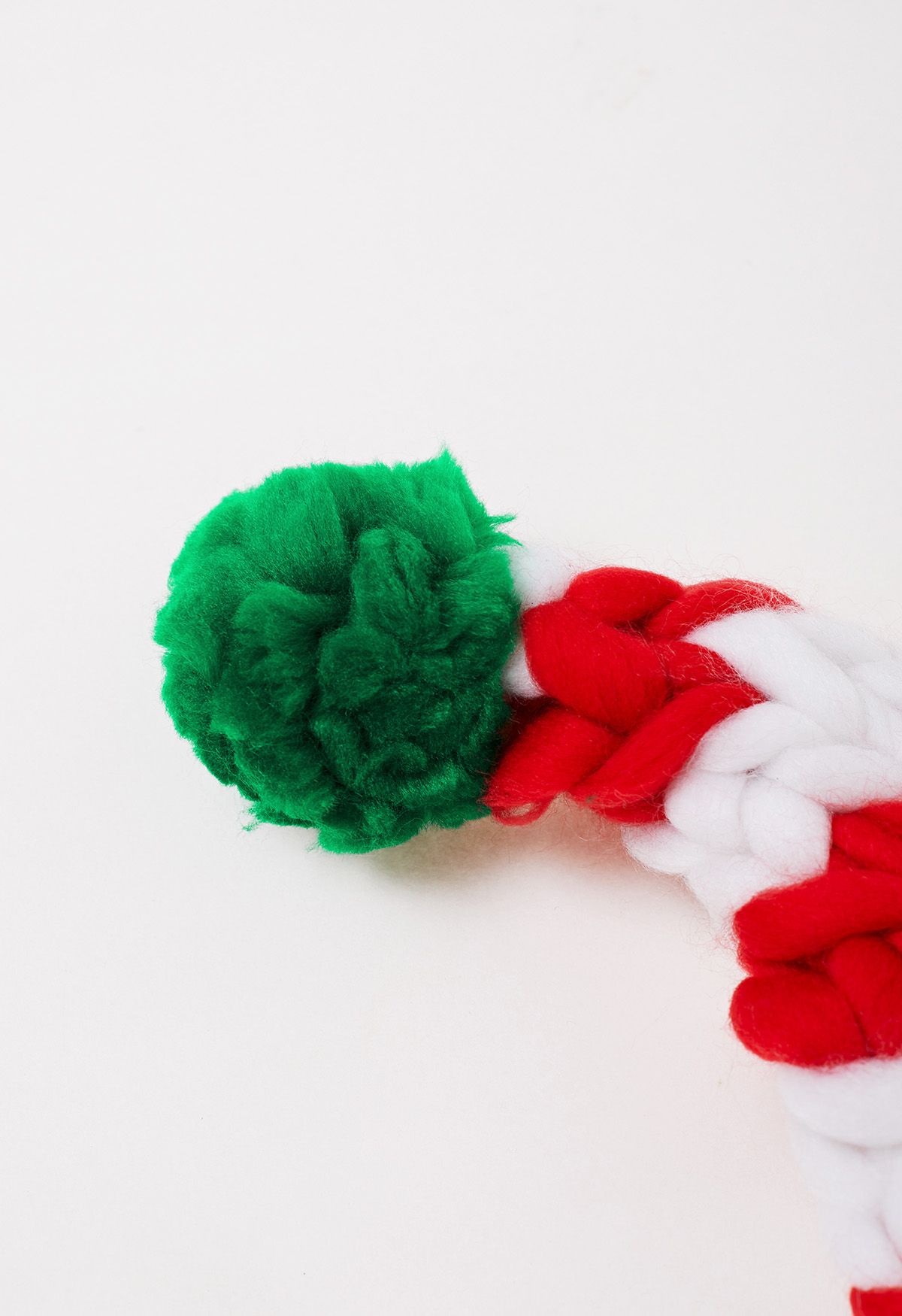 Bonnet de Noël tricoté à la main avec pompon tressé à rayures