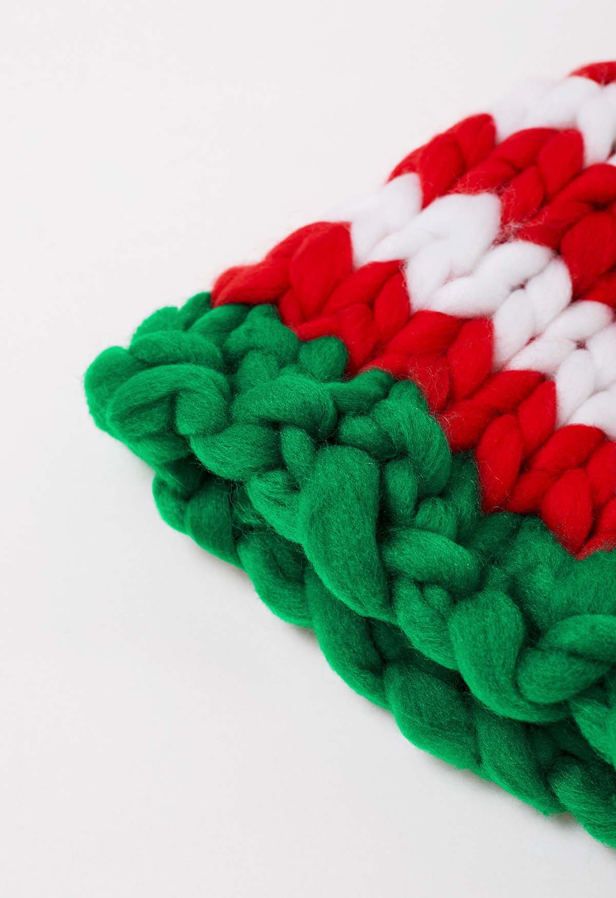 Bonnet de Noël tricoté à la main avec pompon tressé à rayures