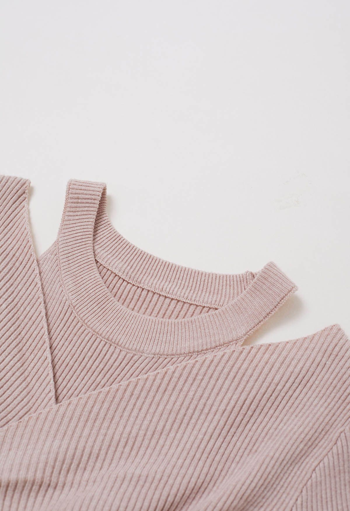 Robe mi-longue en tricot à découpes et devant croisé en rose