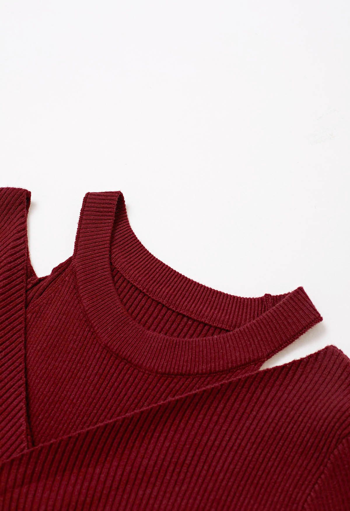 Robe mi-longue en tricot à découpes et devant croisé en rouge