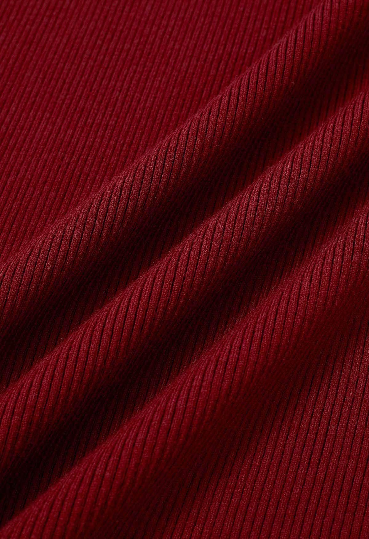 Robe mi-longue en tricot à découpes et devant croisé en rouge